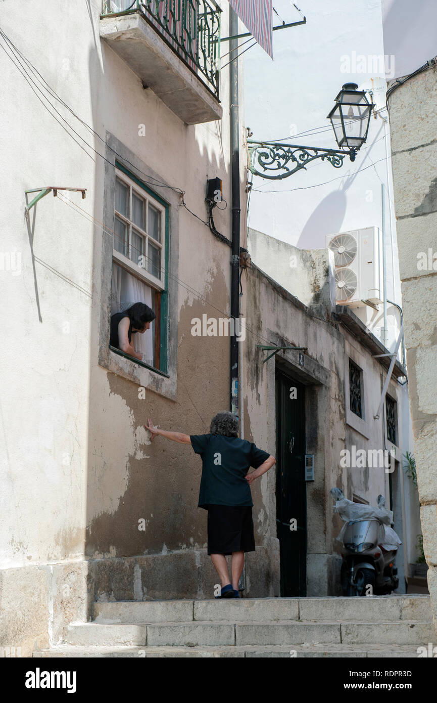 Un paio di donne locali in profonda discussione in Alfama, Lisbona, Portogallo Foto Stock