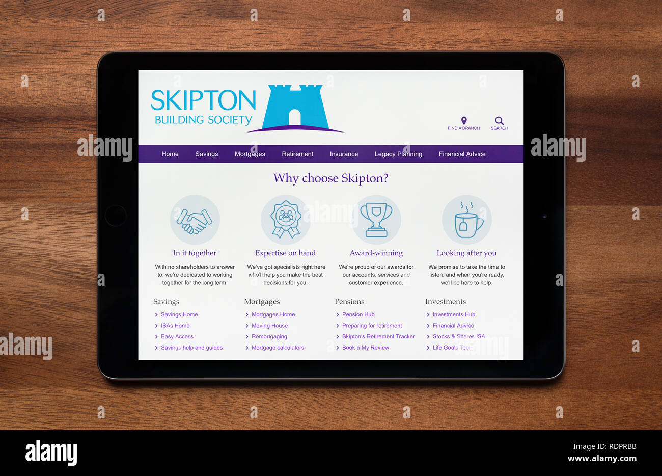 Il sito web di Skipton Building Society è visto su un tablet iPad, il quale è appoggiato su un tavolo di legno (solo uso editoriale). Foto Stock