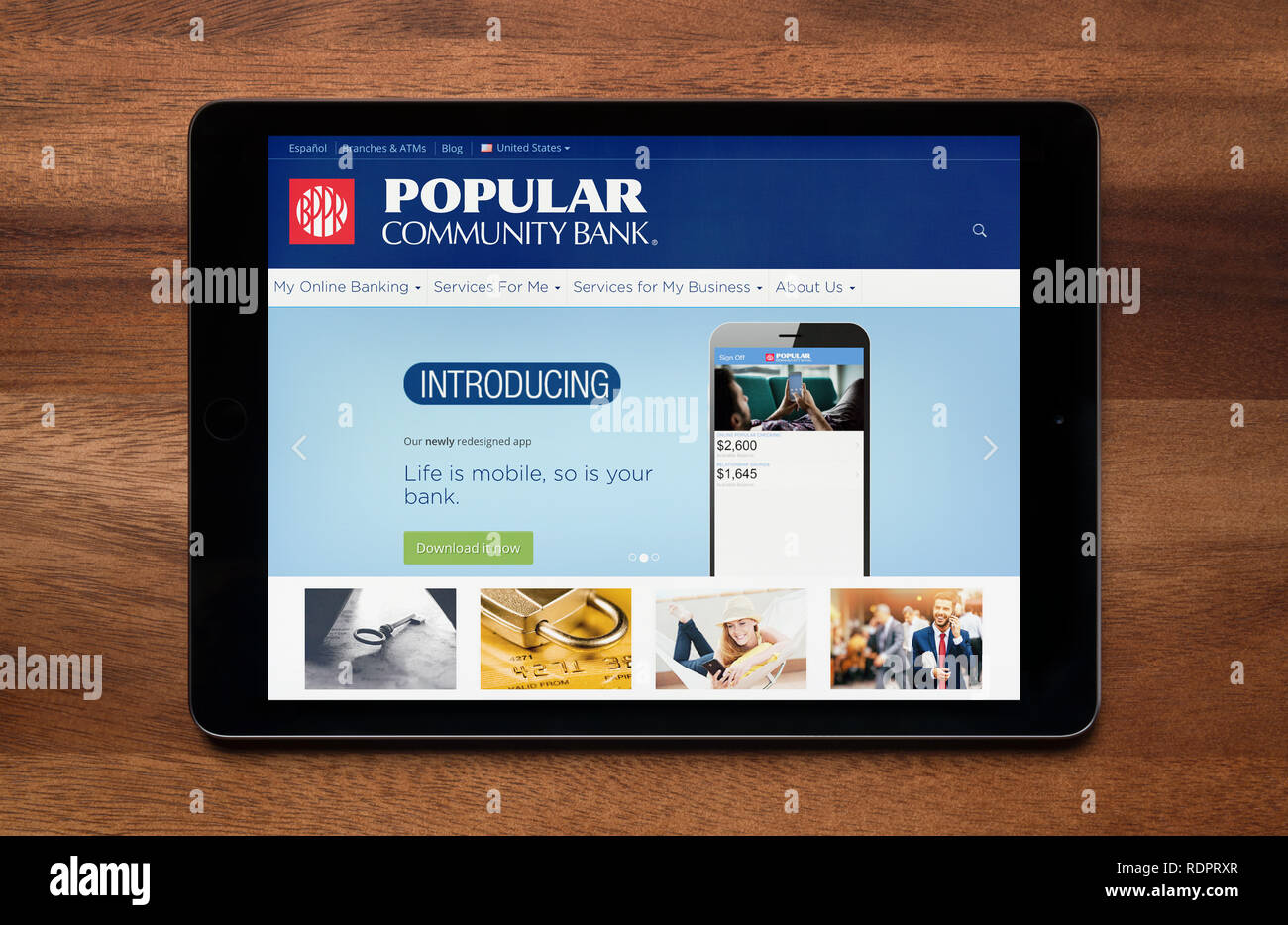 Il sito web della Banca Popolare è visto su un tablet iPad, il quale è appoggiato su un tavolo di legno (solo uso editoriale). Foto Stock