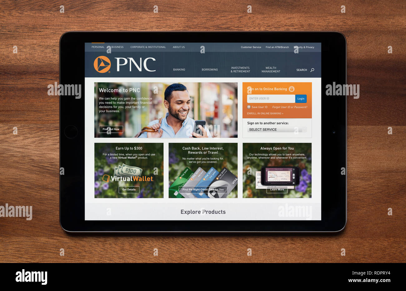 Il sito web di PNC Financial Services è visto su un tablet iPad, il quale è appoggiato su un tavolo di legno (solo uso editoriale). Foto Stock