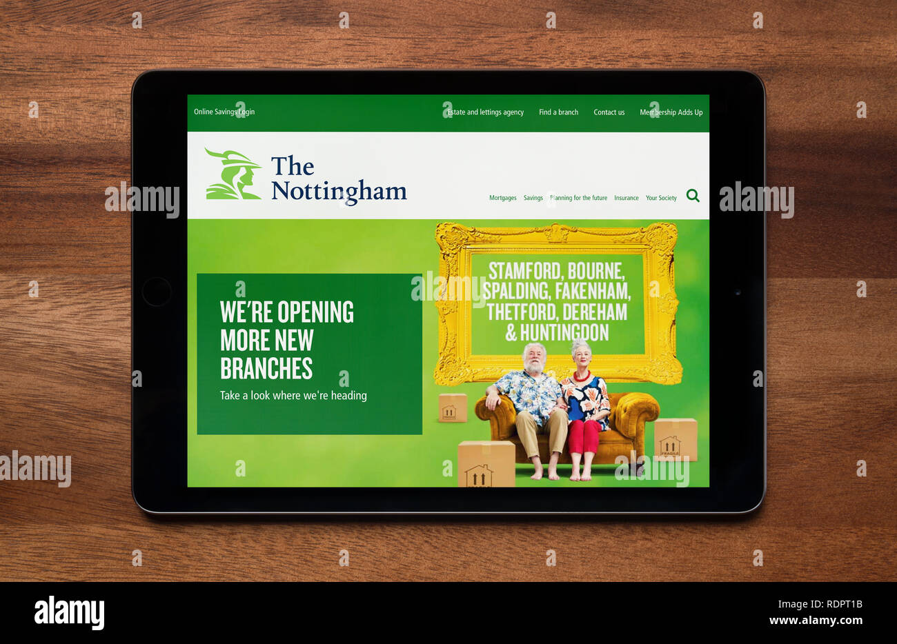 Il sito web di Nottingham Building Society è visto su un tablet iPad, il quale è appoggiato su un tavolo di legno (solo uso editoriale). Foto Stock