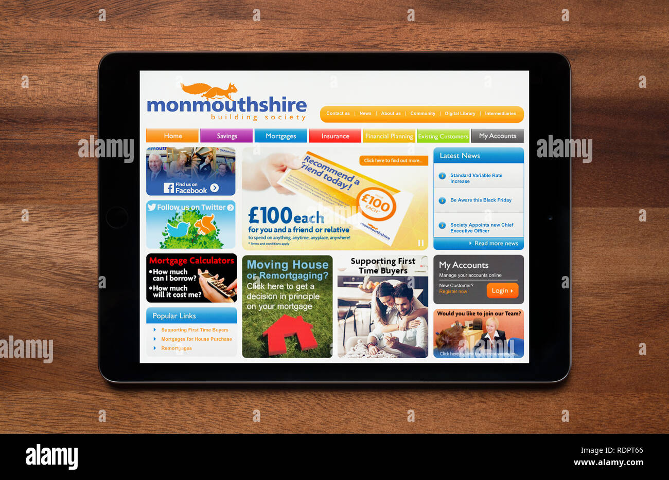 Il sito web di Monmouthshire Building Society è visto su un tablet iPad, il quale è appoggiato su un tavolo di legno (solo uso editoriale). Foto Stock