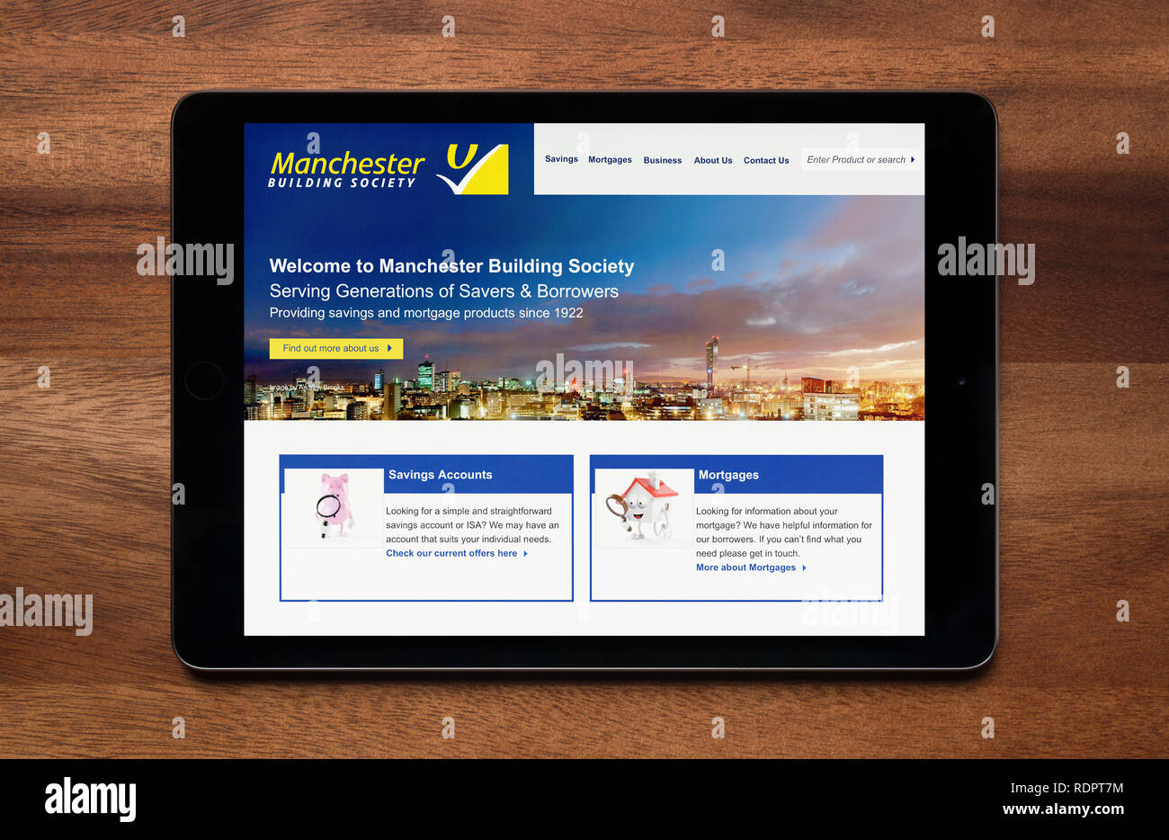 Il sito web di Manchester Building Society è visto su un tablet iPad, il quale è appoggiato su un tavolo di legno (solo uso editoriale). Foto Stock