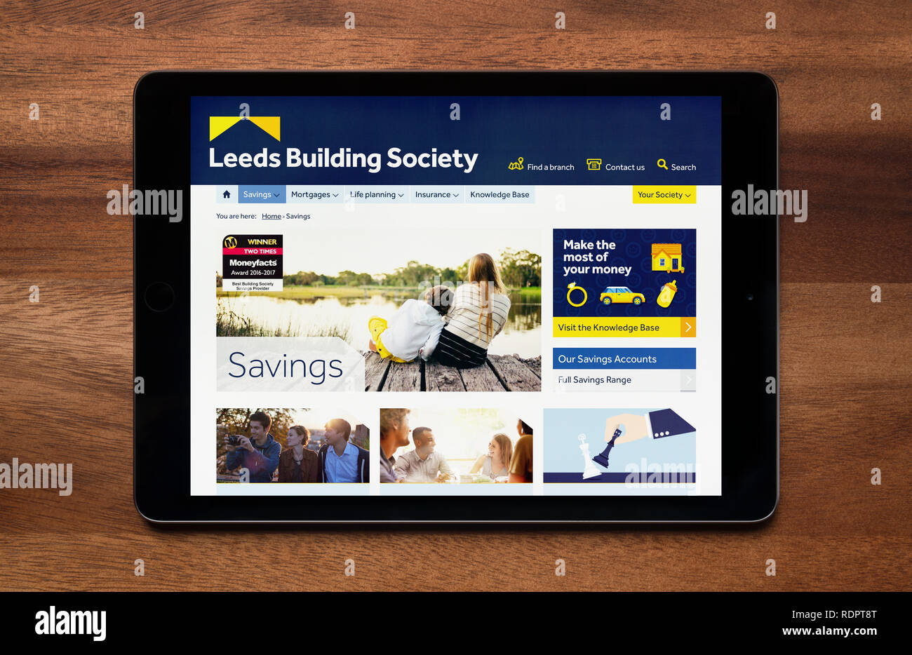 Il sito web di Leeds Building Society è visto su un tablet iPad, il quale è appoggiato su un tavolo di legno (solo uso editoriale). Foto Stock