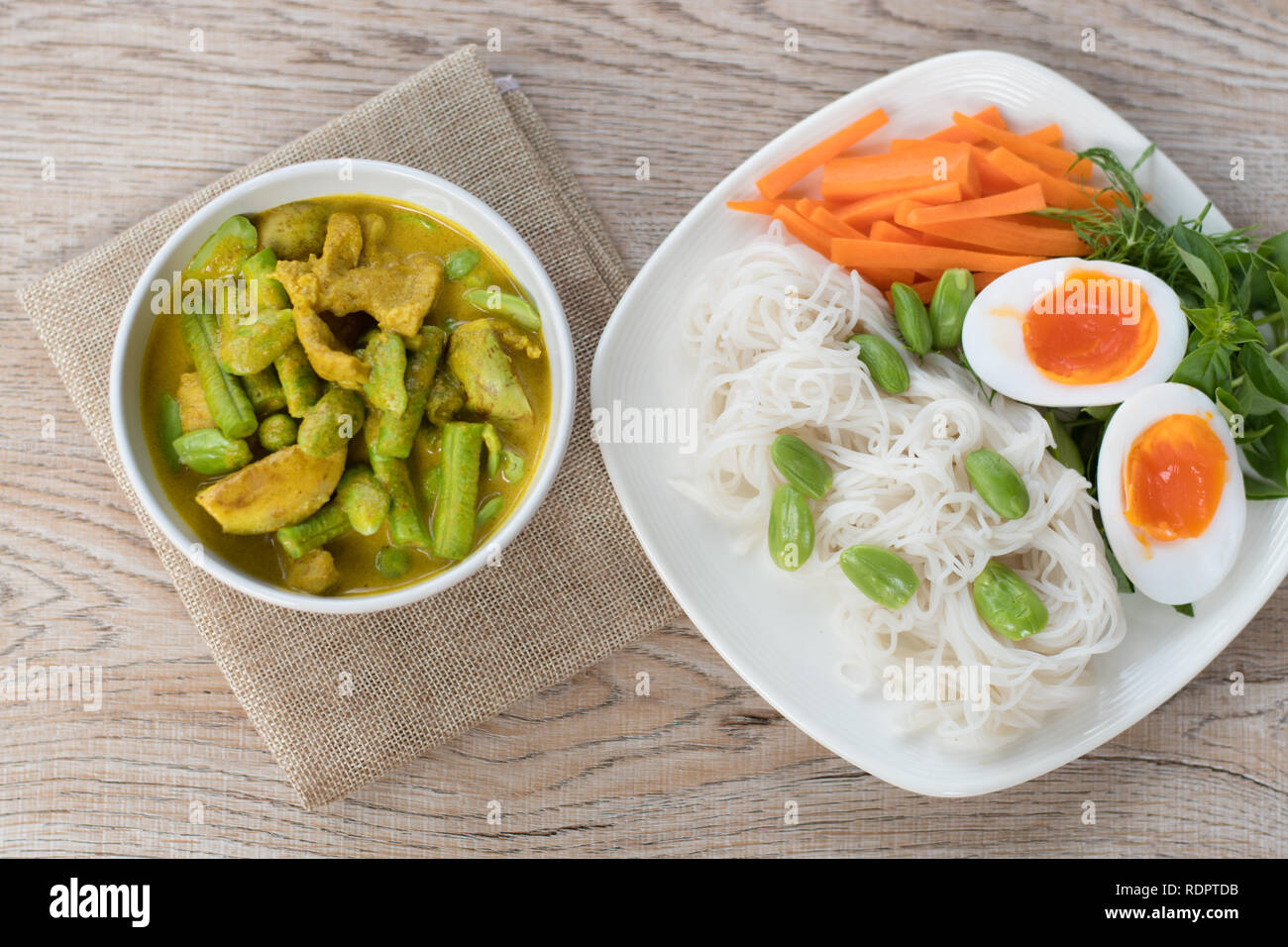 Il cibo thai piccante di carne di maiale e di Parkia vegetale speciosa curry in latte di cocco tailandese e farina di riso tagliatelle Foto Stock
