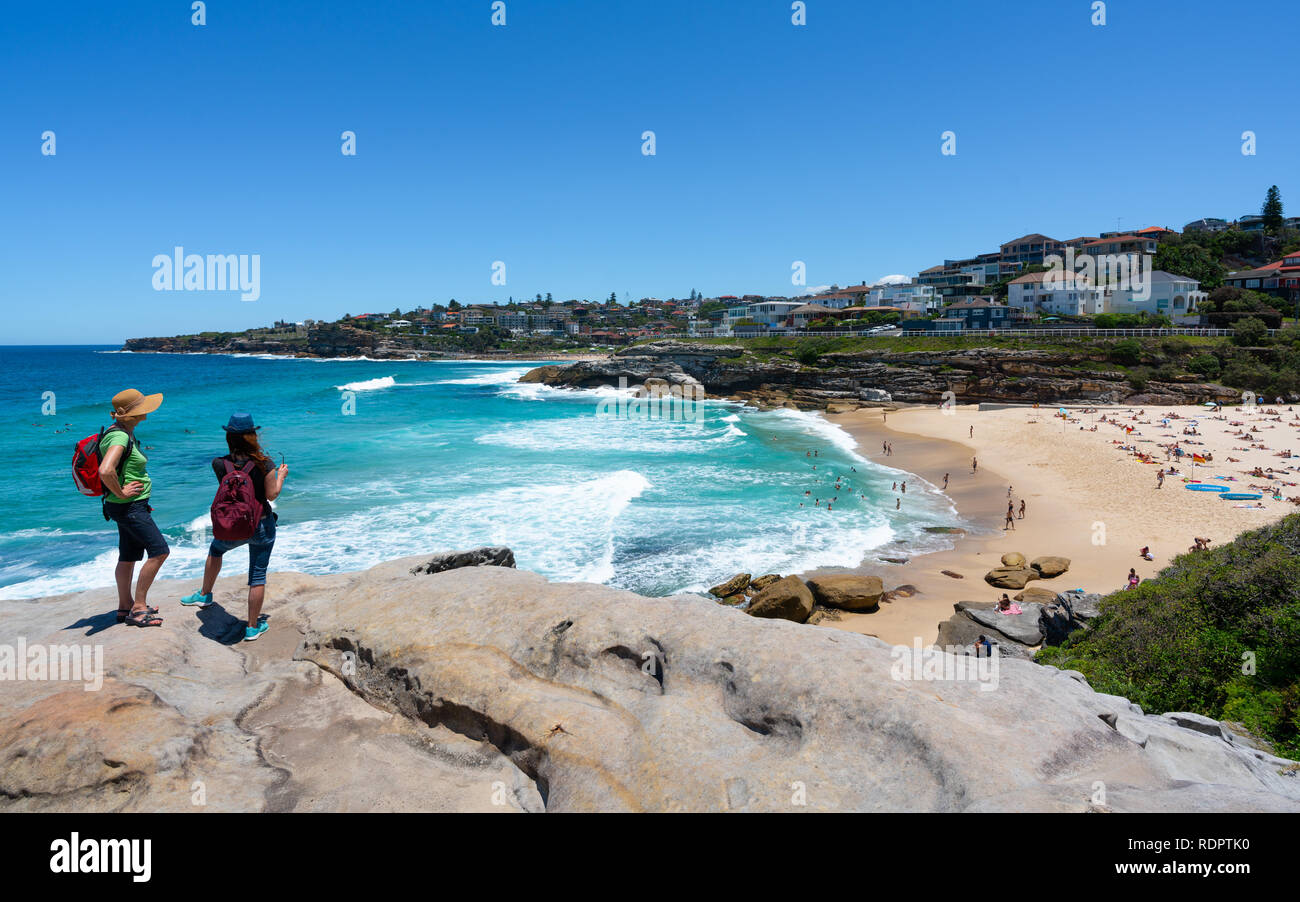 Irriconoscibile persone godendo la vista della spiaggia di Tamarama durante Bondi a Coogee passeggiata costiera dal punto Tamarama a Sydney NSW Australia Foto Stock