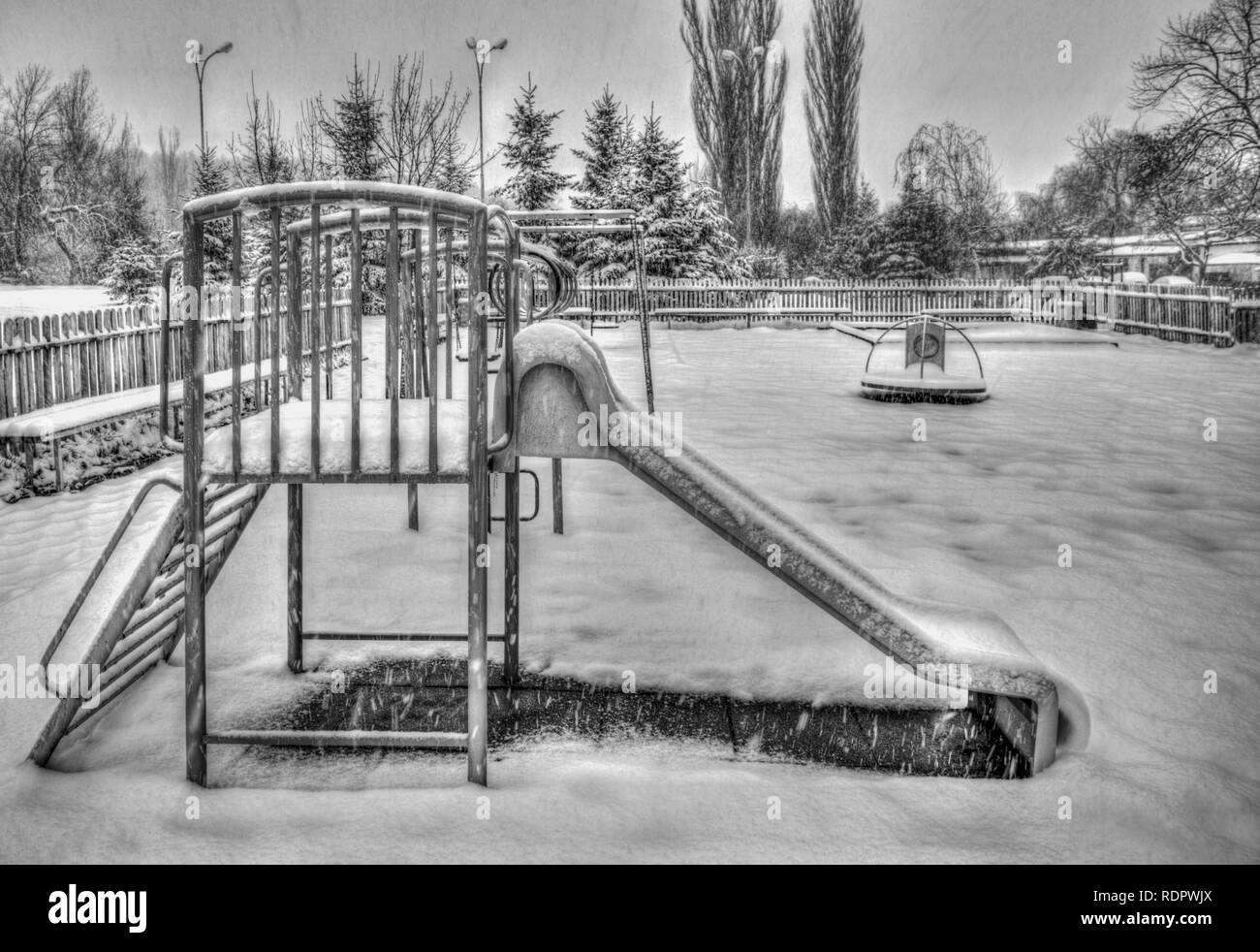 Parco giochi invernale in bianco e nero Foto Stock