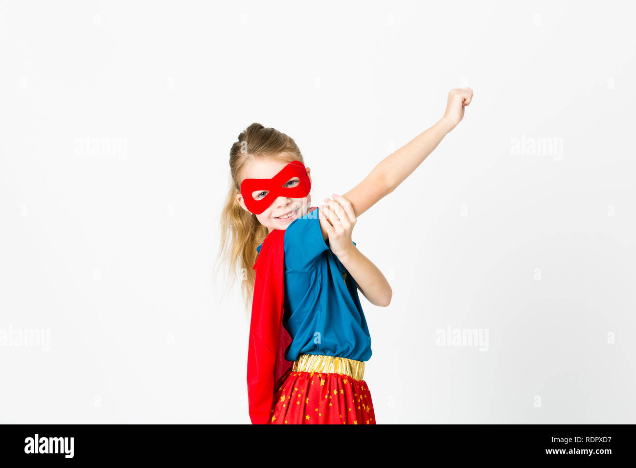 Ragazza con maschera rossa e vestito di Supergirl in posa Foto stock - Alamy
