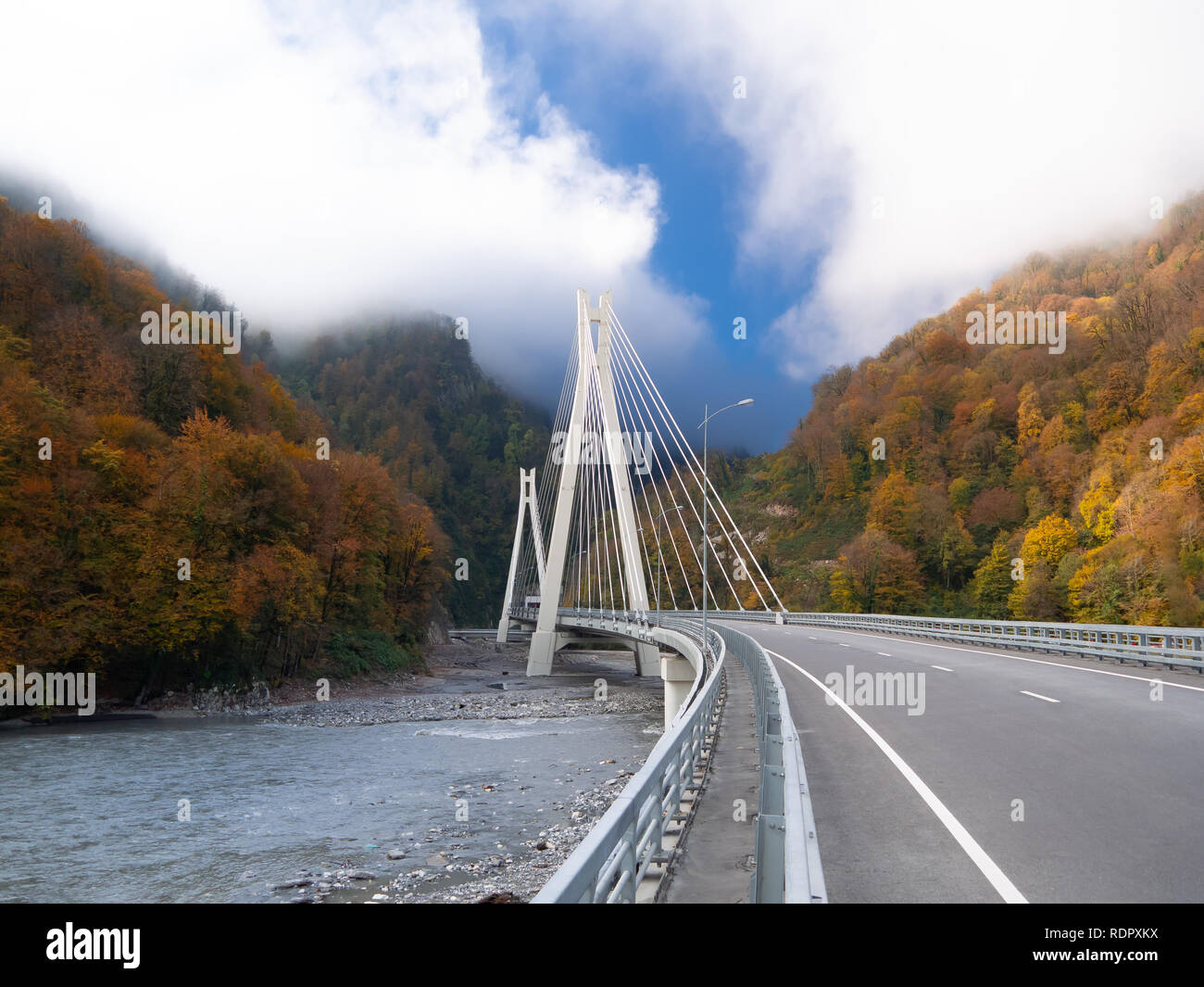 Splendido scenario autunnale con cavo-alloggiato ponte sopra una gola profonda nel Caucaso Foto Stock