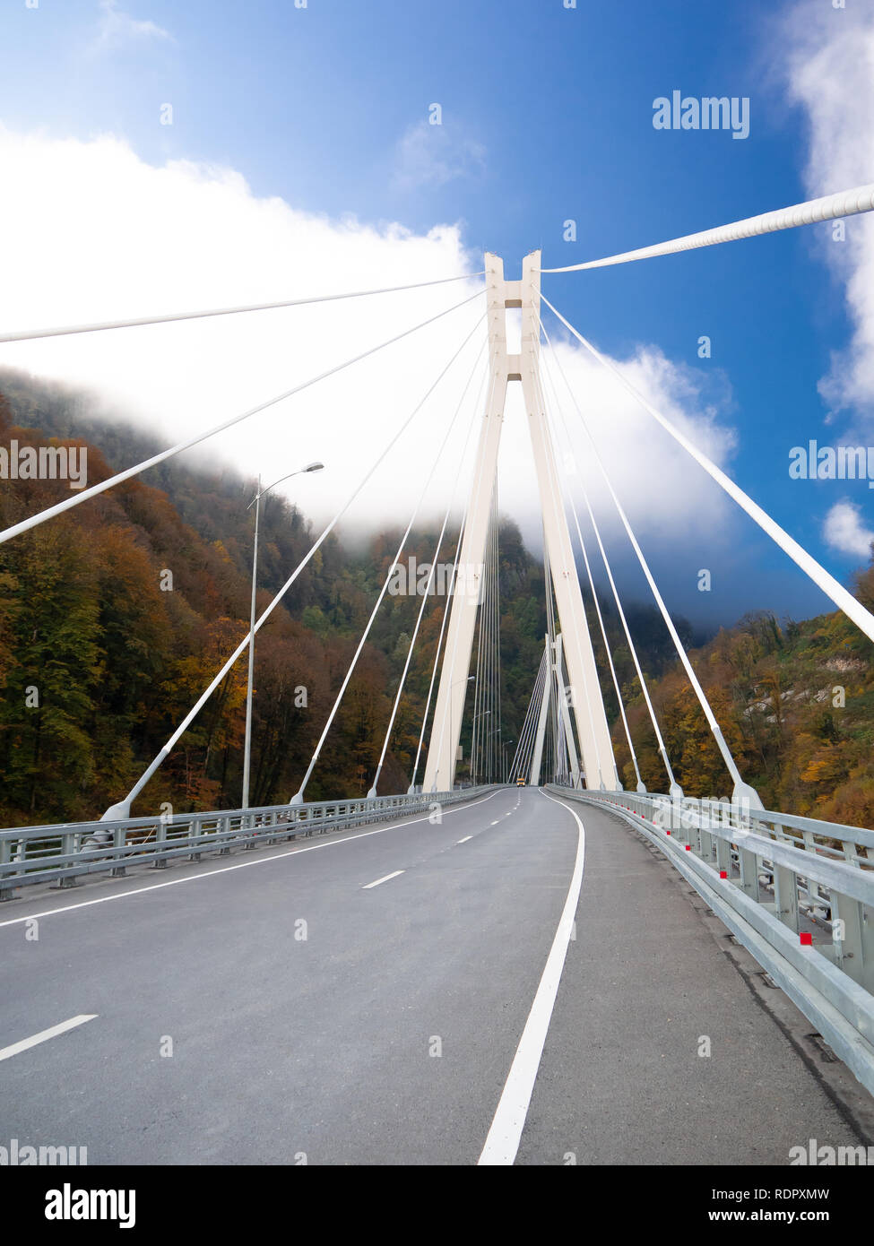 Splendido scenario autunnale con cavo-alloggiato ponte sopra una gola profonda nel Caucaso Foto Stock