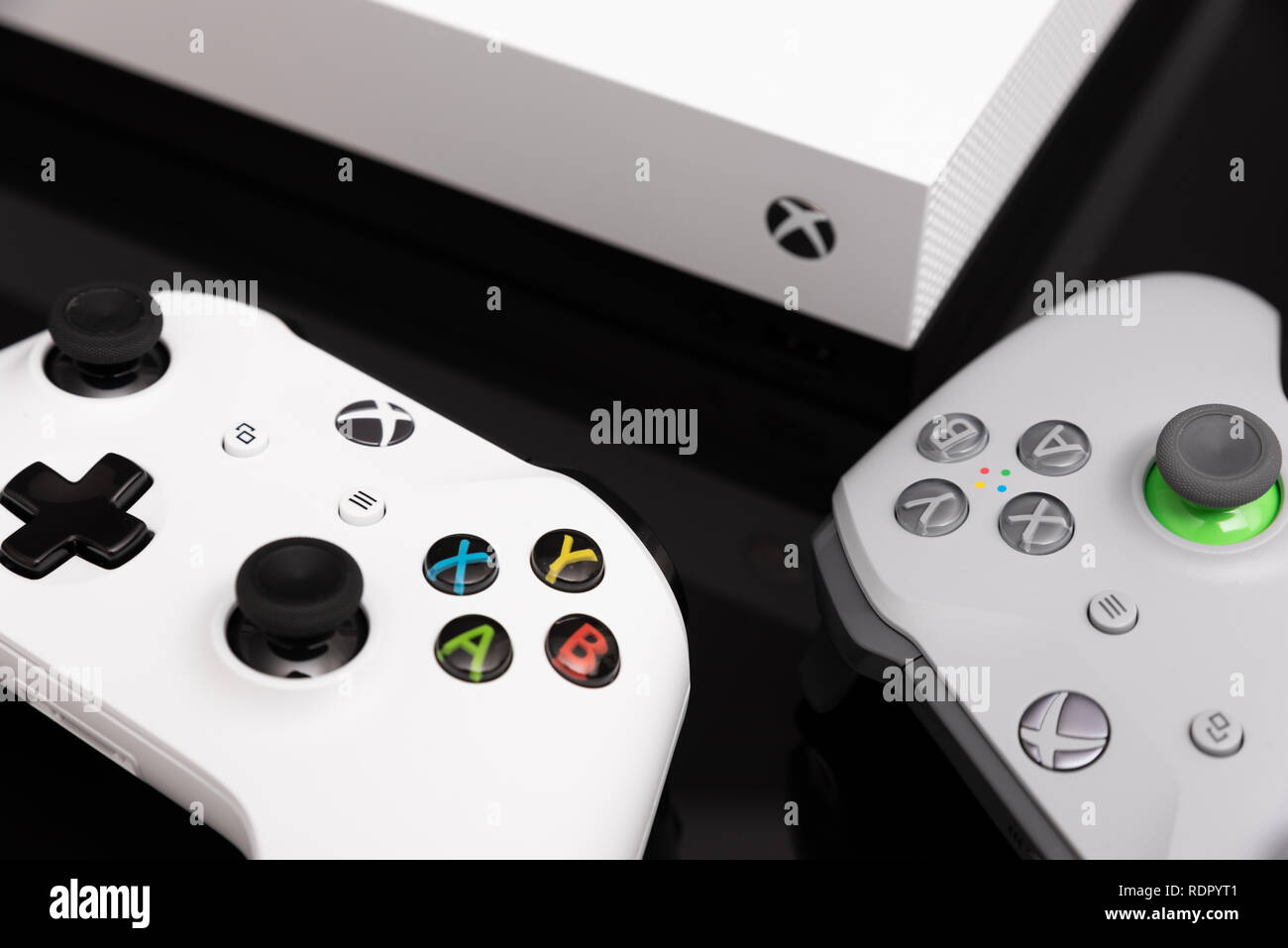 Wroclaw, Polonia - Jan 08, 2019: Xbox uno X è più potente di video di generazione di console di gioco Foto Stock