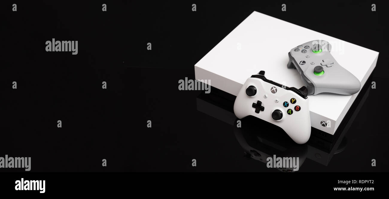 Wroclaw, Polonia - Jan 08, 2019: Xbox uno X è più potente di video di generazione di console di gioco Foto Stock
