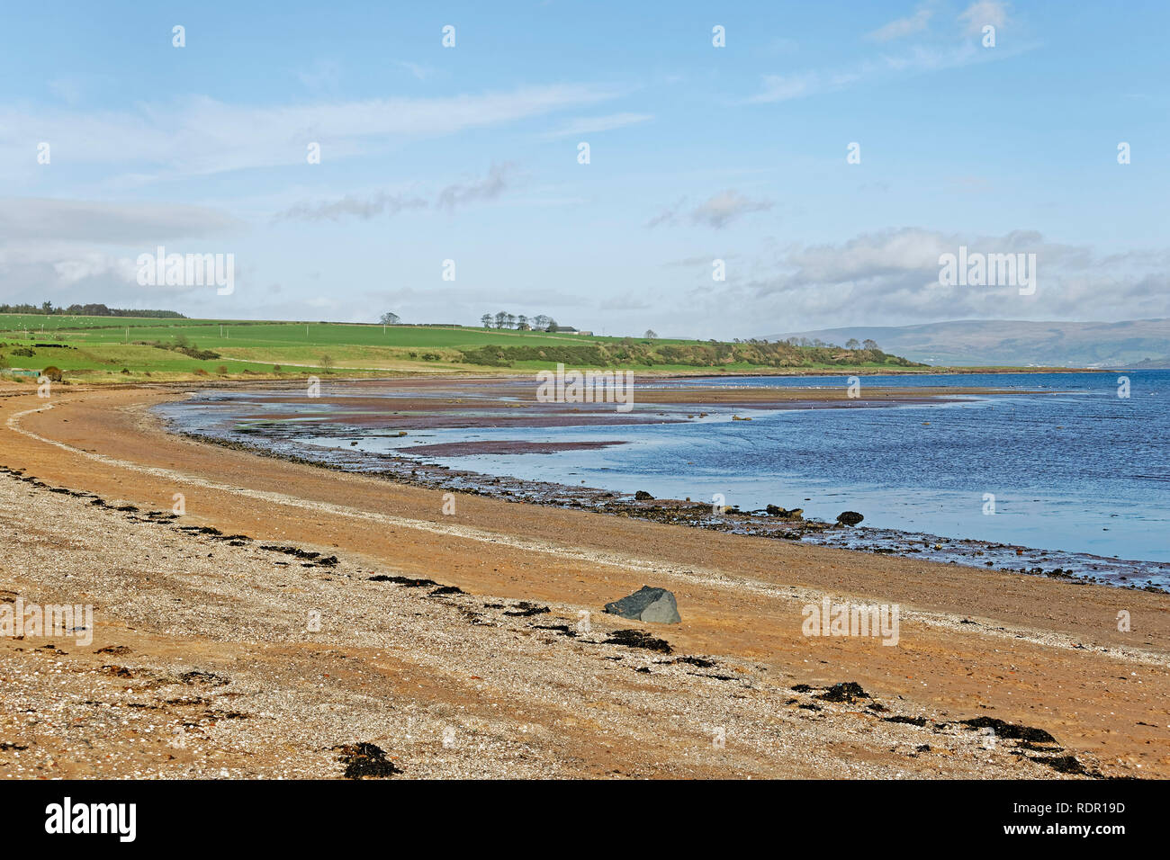 Reddish sabbia sulla spiaggia a Kilchattan Bay, Isle of Bute, Argyll, Scotland, Regno Unito Foto Stock