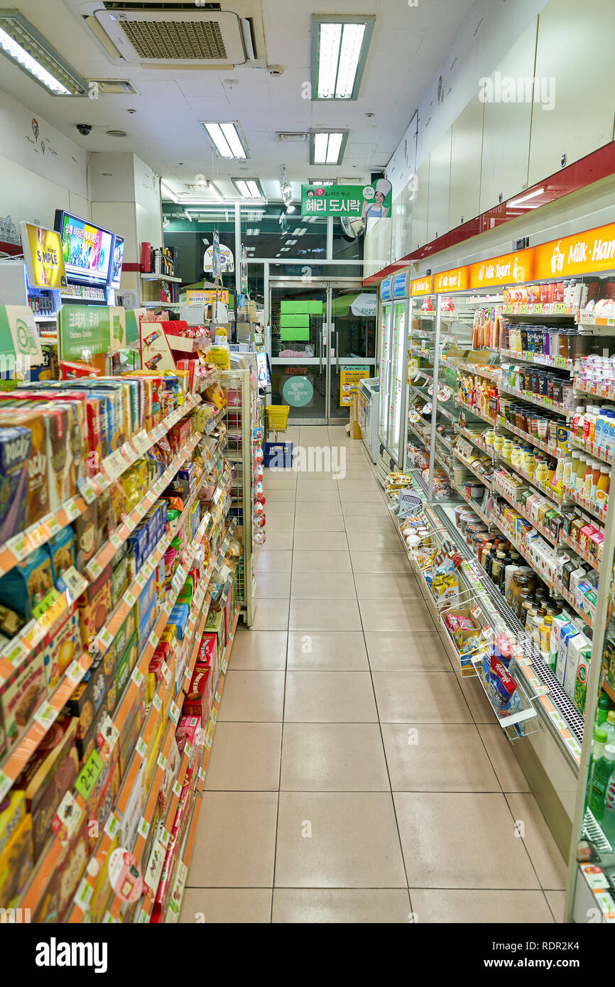 SEOUL, Corea del Sud - circa maggio, 2017: all'interno di 7-11 convenience store segno. 7-Eleven è una catena internazionale di negozi. Foto Stock