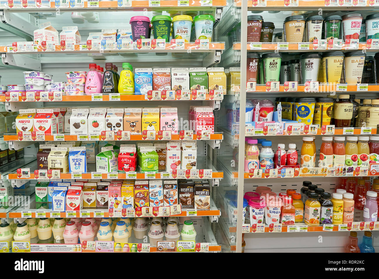 SEOUL, Corea del Sud - circa maggio, 2017: all'interno di 7-11 convenience store segno. 7-Eleven è una catena internazionale di negozi. Foto Stock