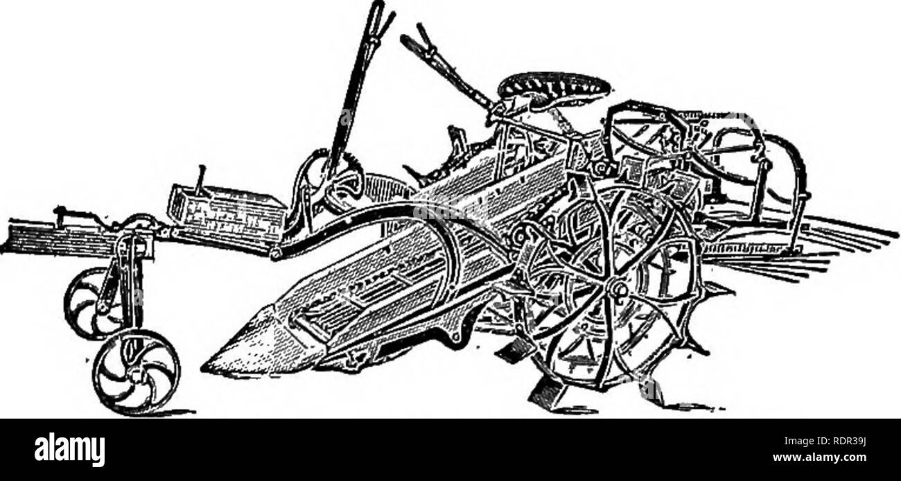 . Dell'enciclopedia delle colture di fattoria, un sondaggio popolare di colture e raccolto-metodi di fabbricazione negli Stati Uniti e in Canada;. La produzione agricola; l'agricoltura. Fig. 757. Quattro-row potato irroratrice. iniziato. Un quattro-cavallo ascensore digger viene utilizzato. Nel 1906 . il raccolto su diciotto acri è stato scavato e prelevato in sei e mezzo giorni effettivi, il raccolto totale essendo 7,510 bushel, o 417 bushel per acro la. (Quattordici anni di precedente, quando il Sig. Martin ha preso la fattoria, la resa media è stata sessanta bushel per acro. Una buona parte del raccolto precedente wa3 trainati direttamente alla stazione e venduti a foity centesimi ; 136 bushel soltanto sono state vendute come Foto Stock