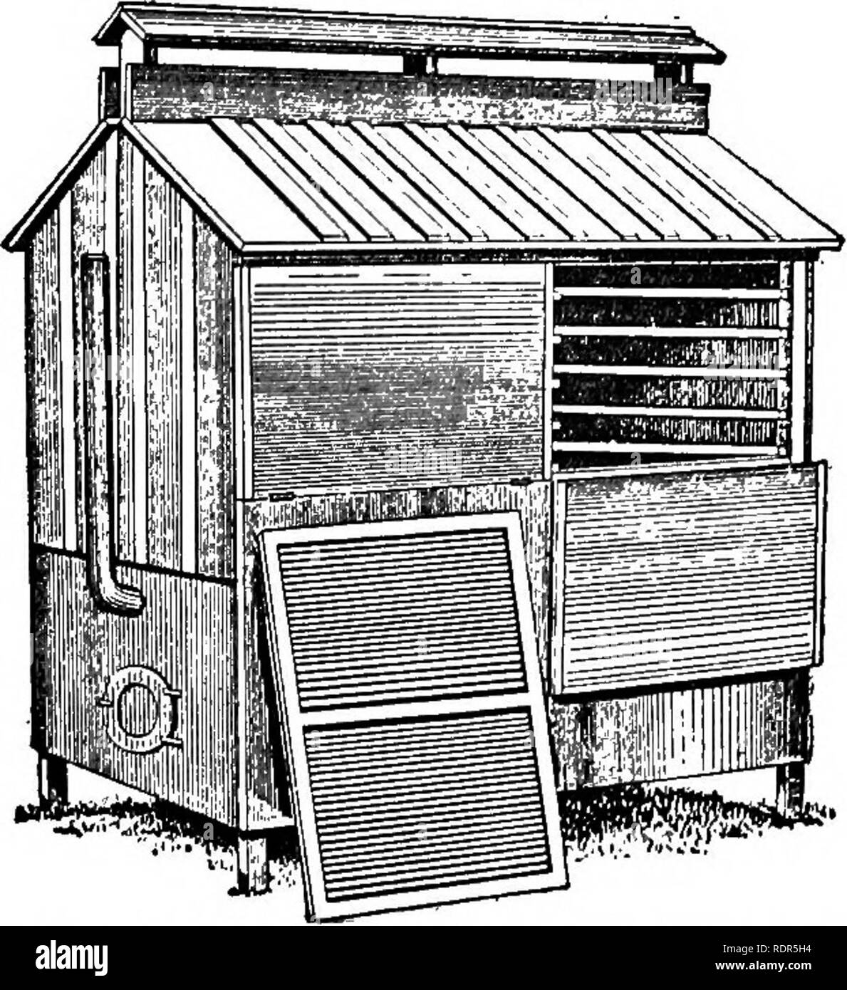 . Dell'enciclopedia delle colture di fattoria, un sondaggio popolare di colture e raccolto-metodi di fabbricazione negli Stati Uniti e in Canada;. La produzione agricola; Agricoltura. Di solito posto nel cassetto superiore. Quando che sulla schermata inferiore è sufficientemente essiccata, viene rimossa e ciascuna schermata viene abbassato di uno spazio, per fare spazio ad una nuova schermata nella parte superiore dello spazio. Di solito ci sono due serie di cassetti che porta venti fino a venticinque schermi, che sono da uno a quattro piedi quadrati, secondo le dimensioni dell'evaporatore. Ci sono molti formati e stili di questi evaporatori cabinet. Alcuni sono abbastanza piccola da stare sul fornello da cucina (Pi Foto Stock
