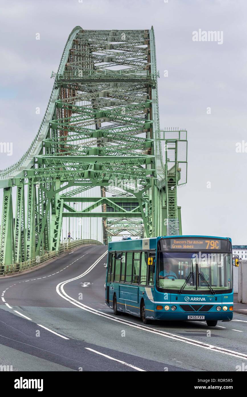 Arriva single decker bus crossibg il ponte di Widnes. Foto Stock