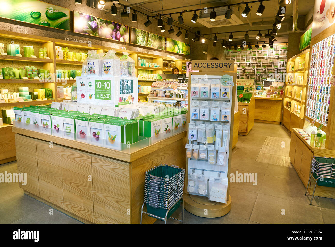 SEOUL, Corea del Sud - circa maggio, 2017: all'interno di natura Repubblica store in Seoul. Repubblica della natura è un sud coreano di marca di cosmetici. Foto Stock