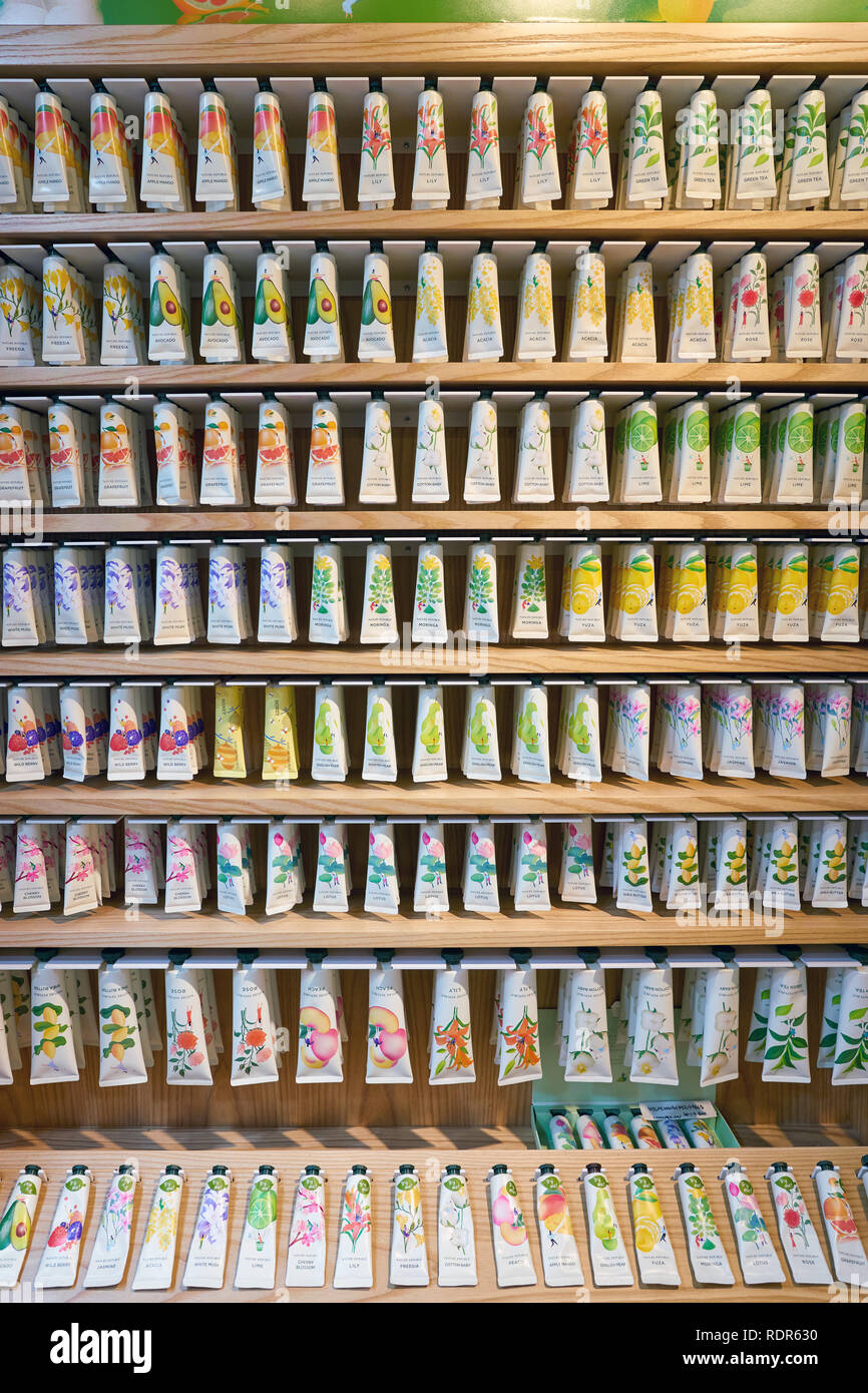 SEOUL, Corea del Sud - circa maggio, 2017: merci sul display in natura Repubblica store in Seoul. Repubblica della natura è un sud coreano di marca di cosmetici. Foto Stock