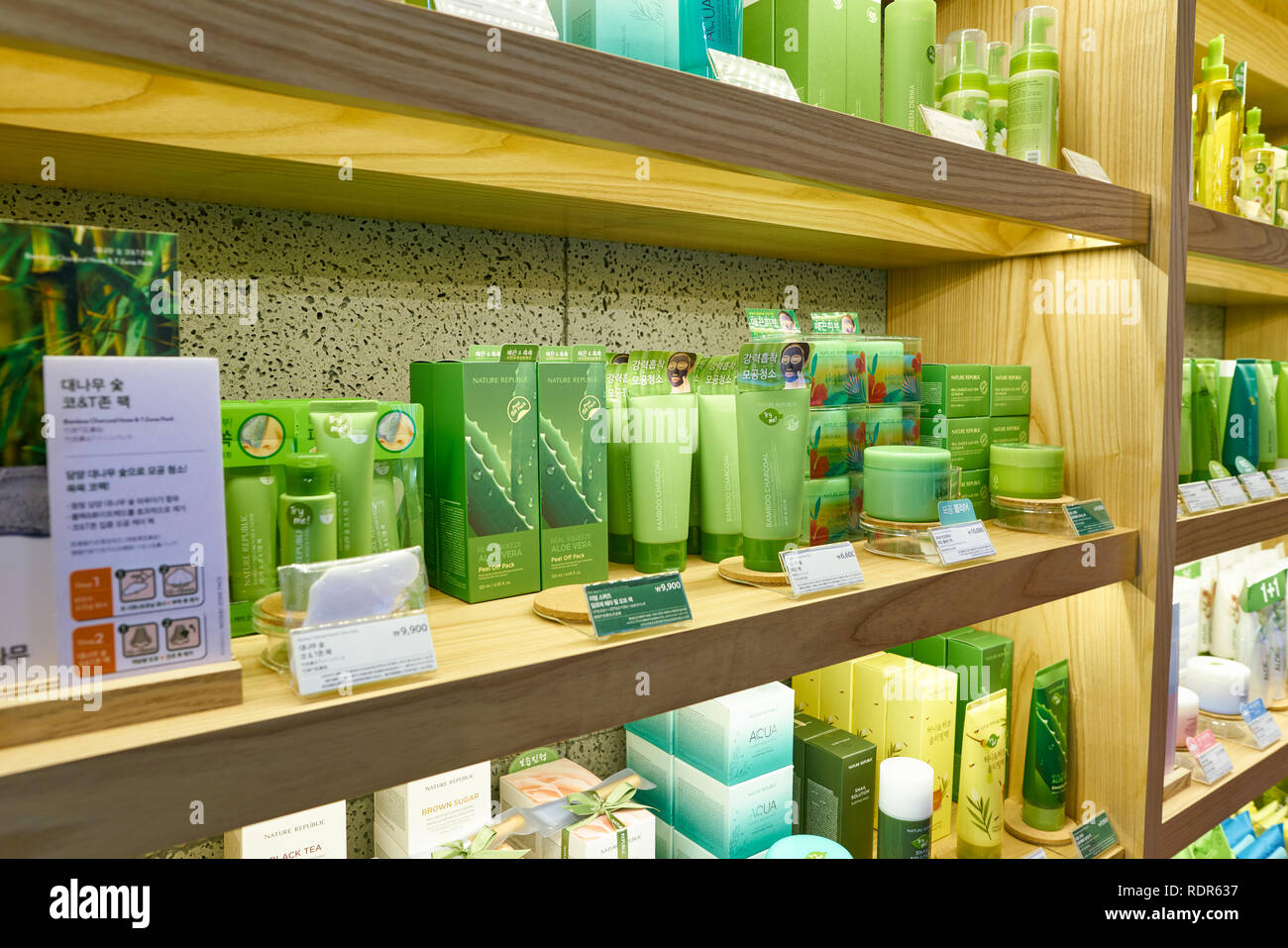 SEOUL, Corea del Sud - circa maggio, 2017: merci sul display in natura Repubblica store in Seoul. Repubblica della natura è un sud coreano di marca di cosmetici. Foto Stock