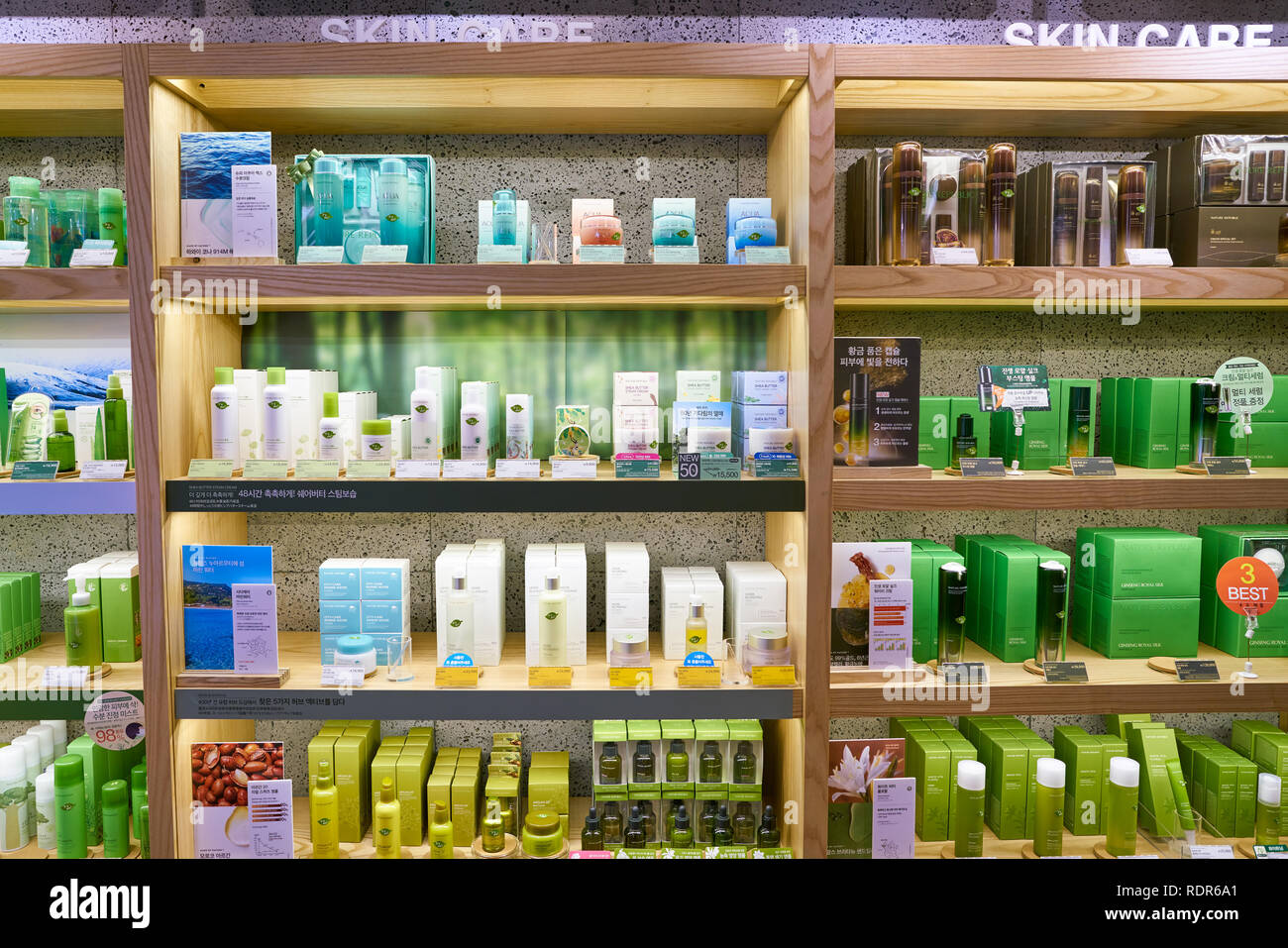 SEOUL, Corea del Sud - circa maggio, 2017: merci sul display in natura Repubblica store in Seoul. Repubblica della natura è un sud coreano di marca di cosmetici. Foto Stock