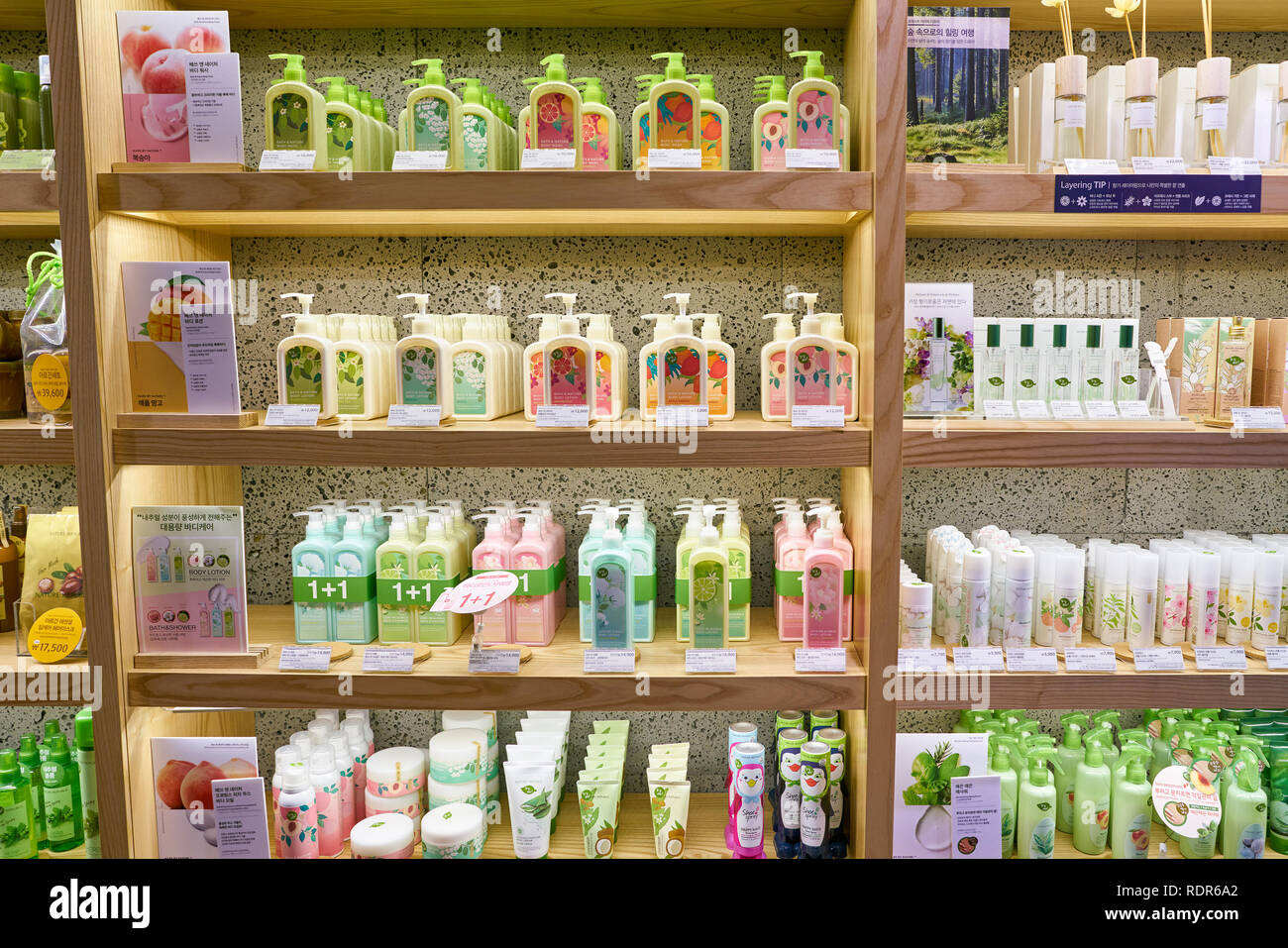 SEOUL, Corea del Sud - circa maggio, 2017: merci sul display in natura Repubblica store in Seoul. Repubblica della natura è un sud coreano di marca di cosmetici. Foto Stock