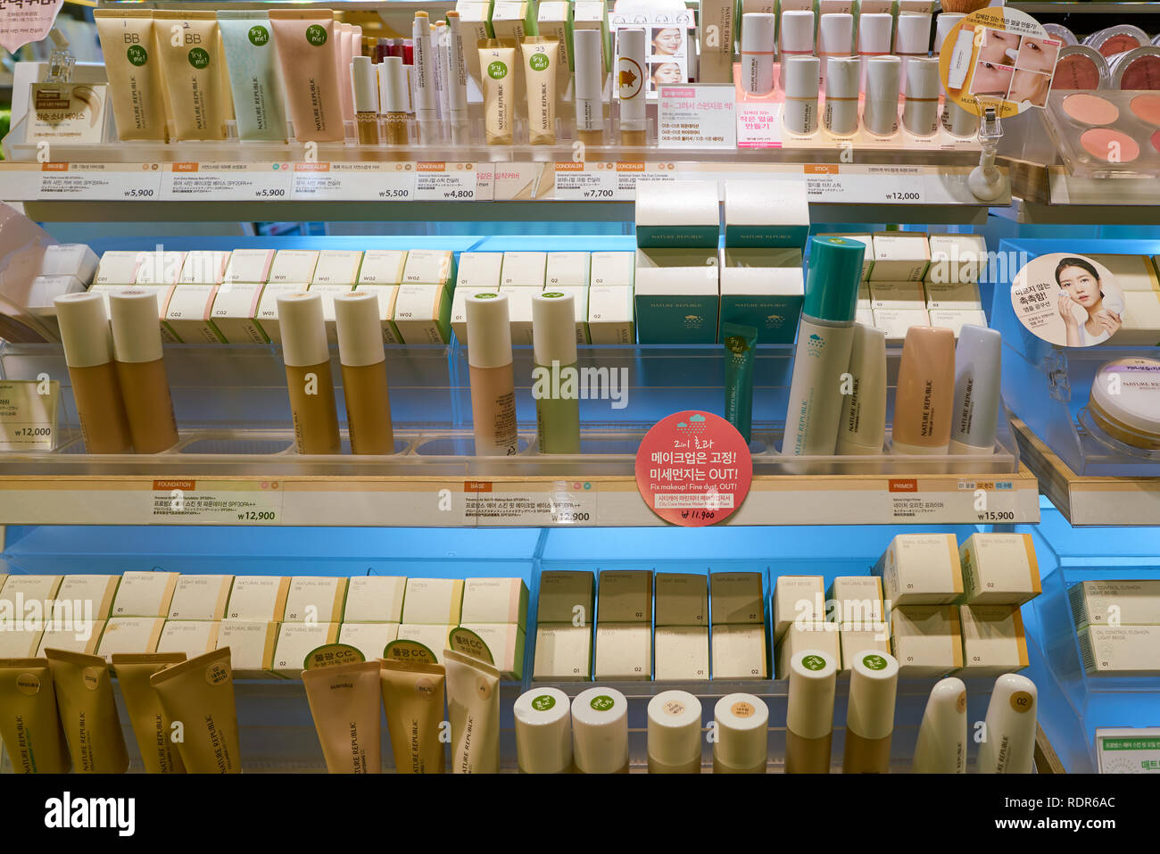 SEOUL, Corea del Sud - circa maggio, 2017: merci sul display in natura Repubblica store in Seoul. Repubblica della natura è un sud coreano di marca di cosmetici. Foto Stock