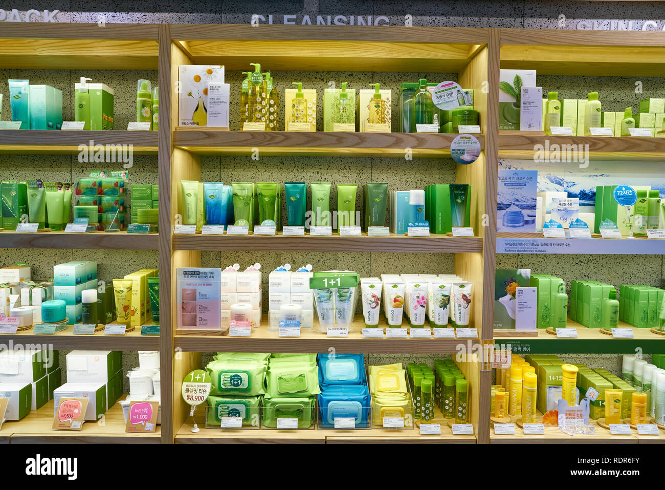 SEOUL, Corea del Sud - circa maggio, 2017: merci sul display in natura Repubblica store in Seoul. Repubblica della natura è un sud coreano di marca di cosmetici. Foto Stock
