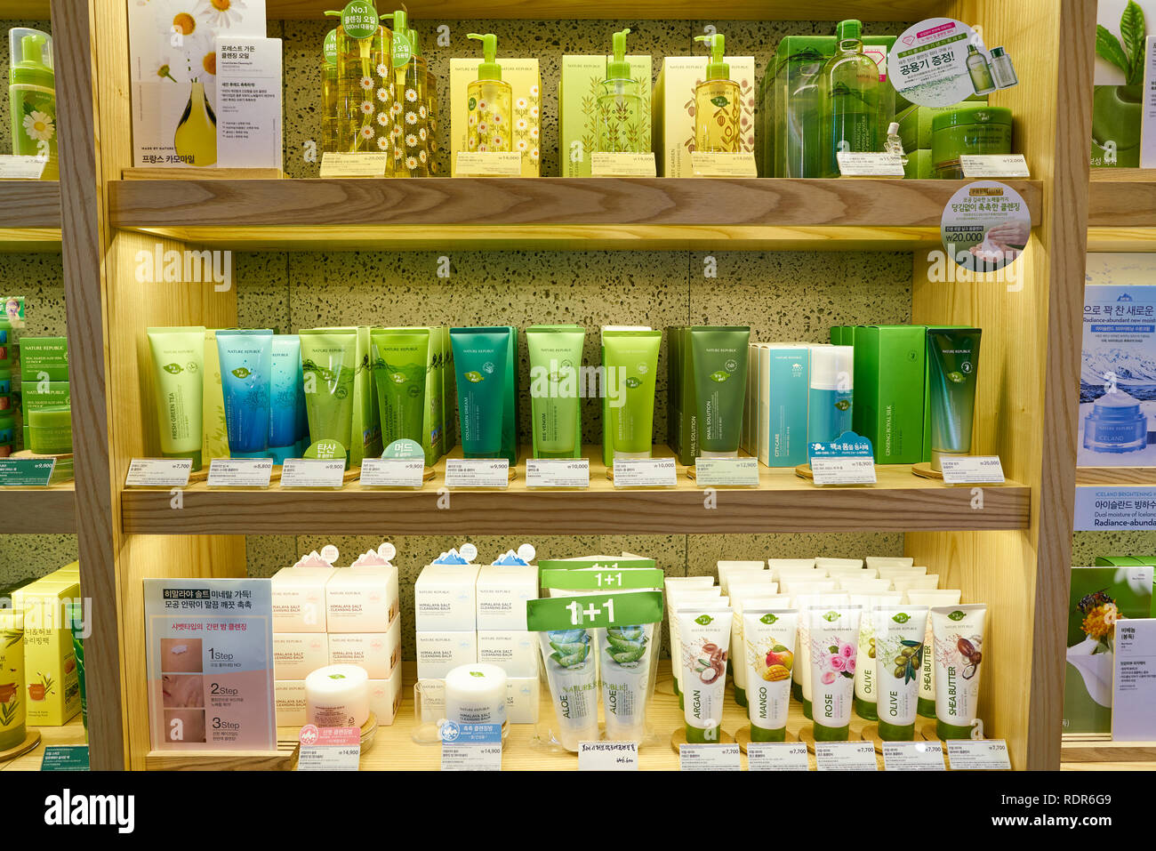 SEOUL, Corea del Sud - circa maggio, 2017: merci sul display in natura Repubblica store in Seoul. Repubblica della natura è un sud coreano di marca di cosmetici. Foto Stock