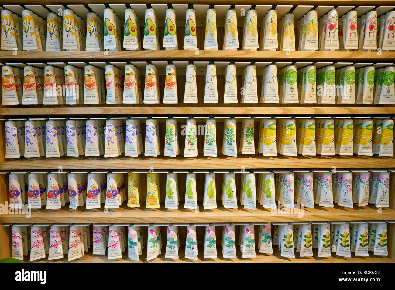 SEOUL, Corea del Sud - circa maggio, 2017: merci sul display in natura Repubblica store in Seoul. Repubblica della natura è un sud coreano di marca di cosmetici. Foto Stock