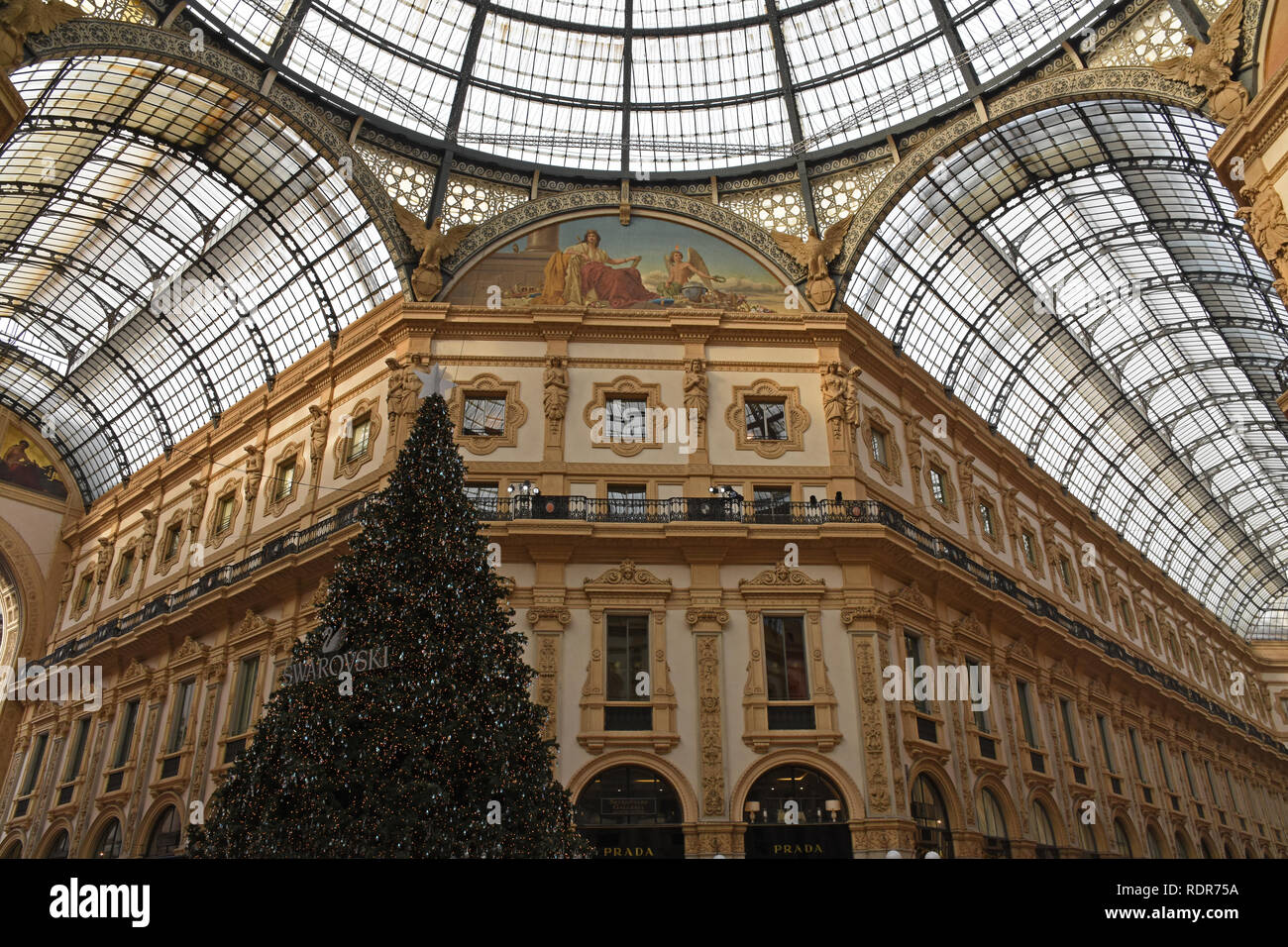 Milano, Italia - 4 Gennaio 2019: l'albero di Natale in Galleria Vittorio Emanuele II Foto Stock