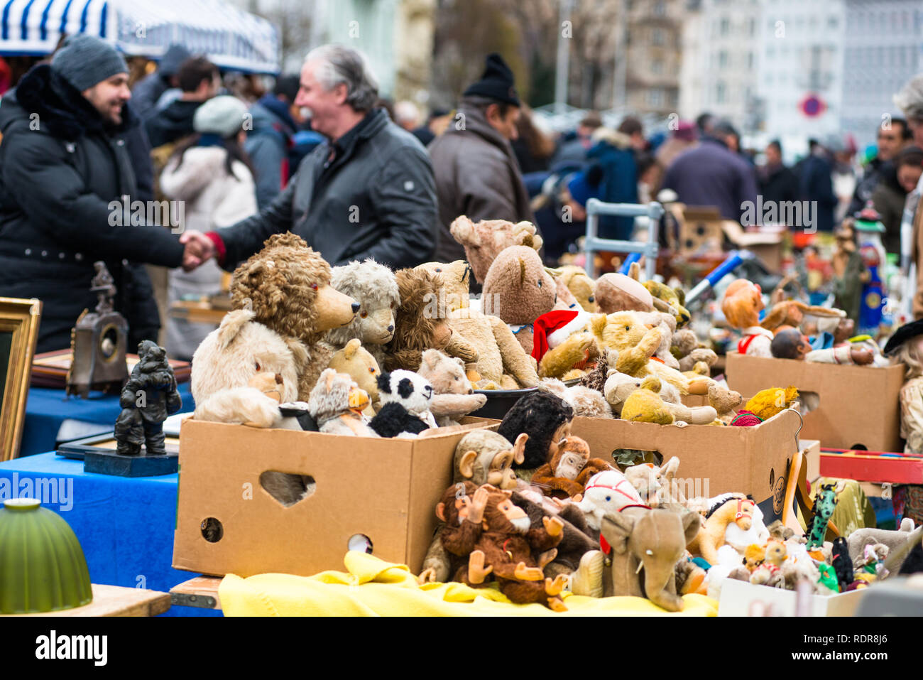 Vienna Naschmarkt Linke Wienzeile mercato delle pulci Mercato antiquario. Austria. Foto Stock