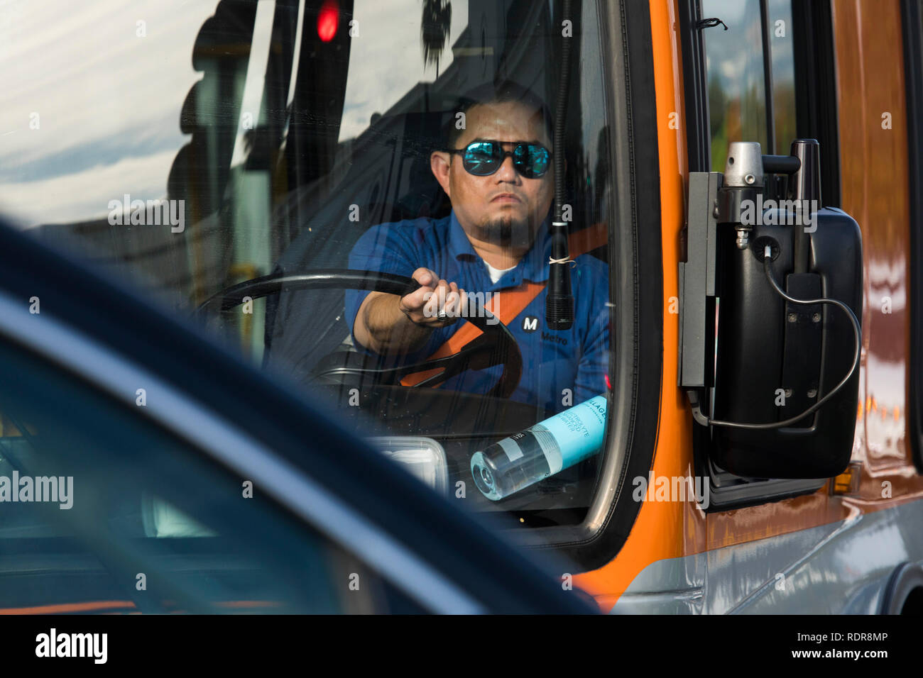 Autista di autobus dietro la ruota, Beverly Hills, Los Angeles, California, Stati Uniti d'America Foto Stock