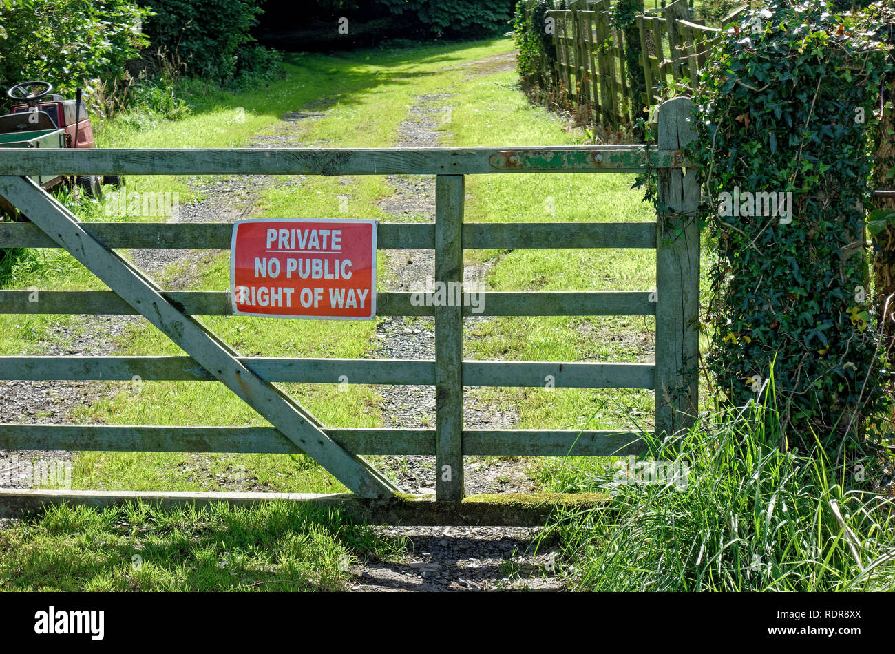 Il cancello chiuso sul vicolo del paese in Scozia con servizi privati con nessun diritto del pubblico di modo segno Foto Stock