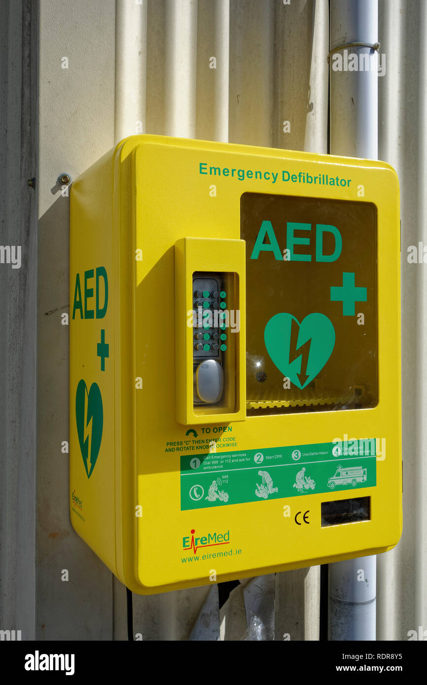 Un accesso del pubblico defibrillatore montato sul lato esterno del Village Hall di Garlieston, Wigtownshire, Scotland, Regno Unito Foto Stock