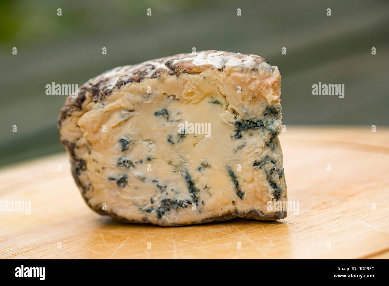 Un cuneo di Burt's formaggio blu realizzato in Cheshire Regno Unito e comprato da un supermercato in Lancashire England Regno Unito GB Foto Stock