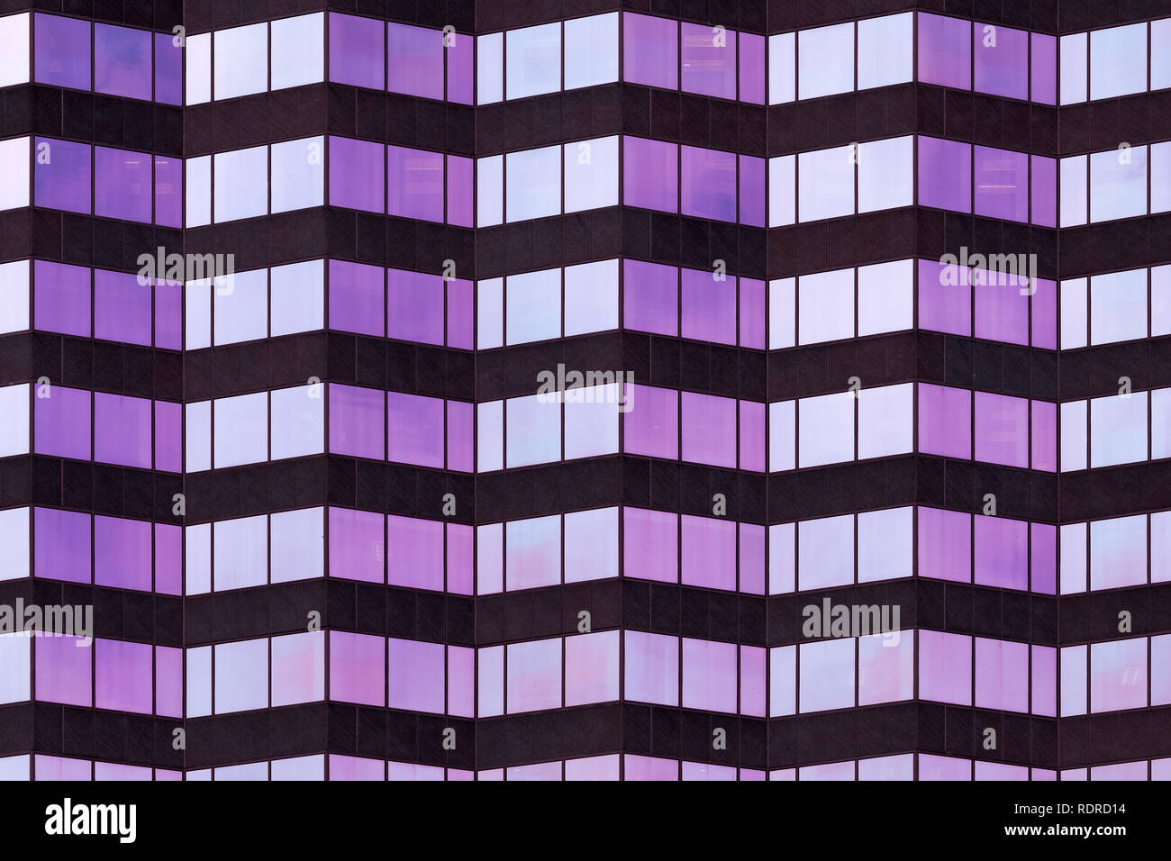 Abstract architettonico di viola e blu di vetro la Wells Fargo Center su S. Ashley Drive a Tampa, Florida Foto Stock