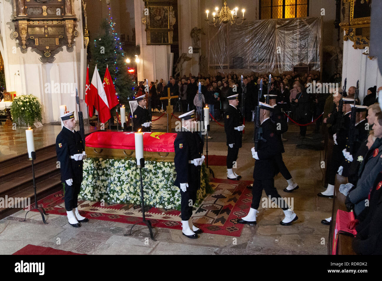 Gdansk, Polonia 18 gennaio 2019. Il corteo funebre del sindaco Pawel Adamowicz. I residenti di Danzica sono di commemorazione del sindaco Pawel Adamowicz in "l'ultimo modo". Credito: Slawomir Kowalewski/Alamy Live News Foto Stock