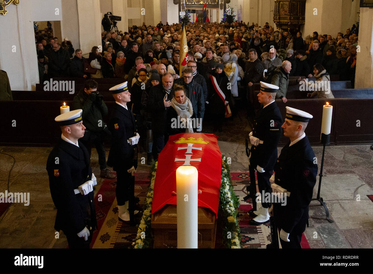 Gdansk, Polonia 18 gennaio 2019. Il corteo funebre del sindaco Pawel Adamowicz. I residenti di Danzica sono di commemorazione del sindaco Pawel Adamowicz in "l'ultimo modo". Credito: Slawomir Kowalewski/Alamy Live News Foto Stock