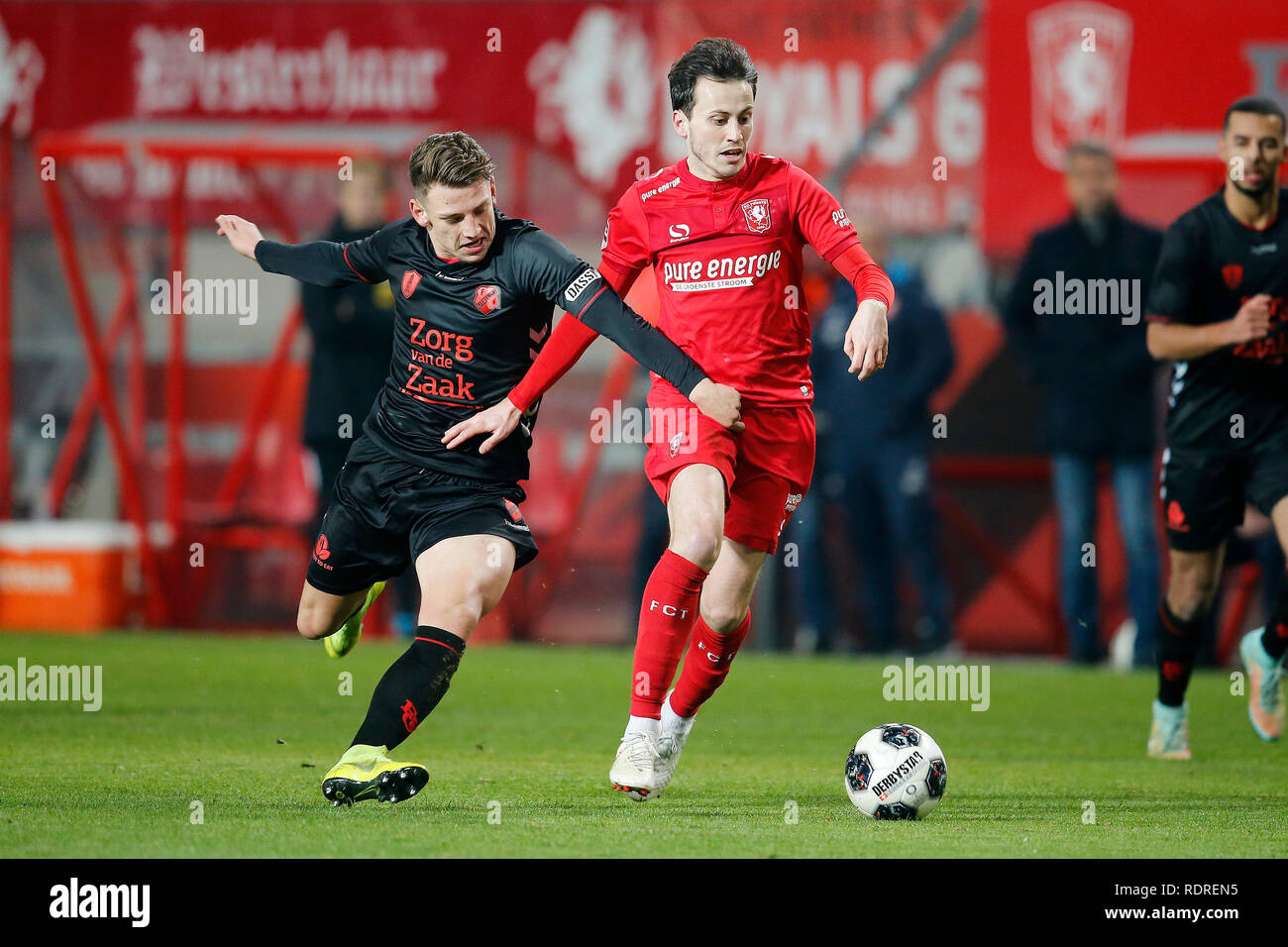 ENSCHEDE, 18-01-2019, Stadio de Grolsch Veste, stagione 2018 / 2019, olandese Keuken Kampioen Divisie, Jong FC Utrecht player Dragos Albu(l) e FC Twente player Rafik Zekhnini(r) durante la partita FC Twente - Jong FC Utrecht. Foto Stock