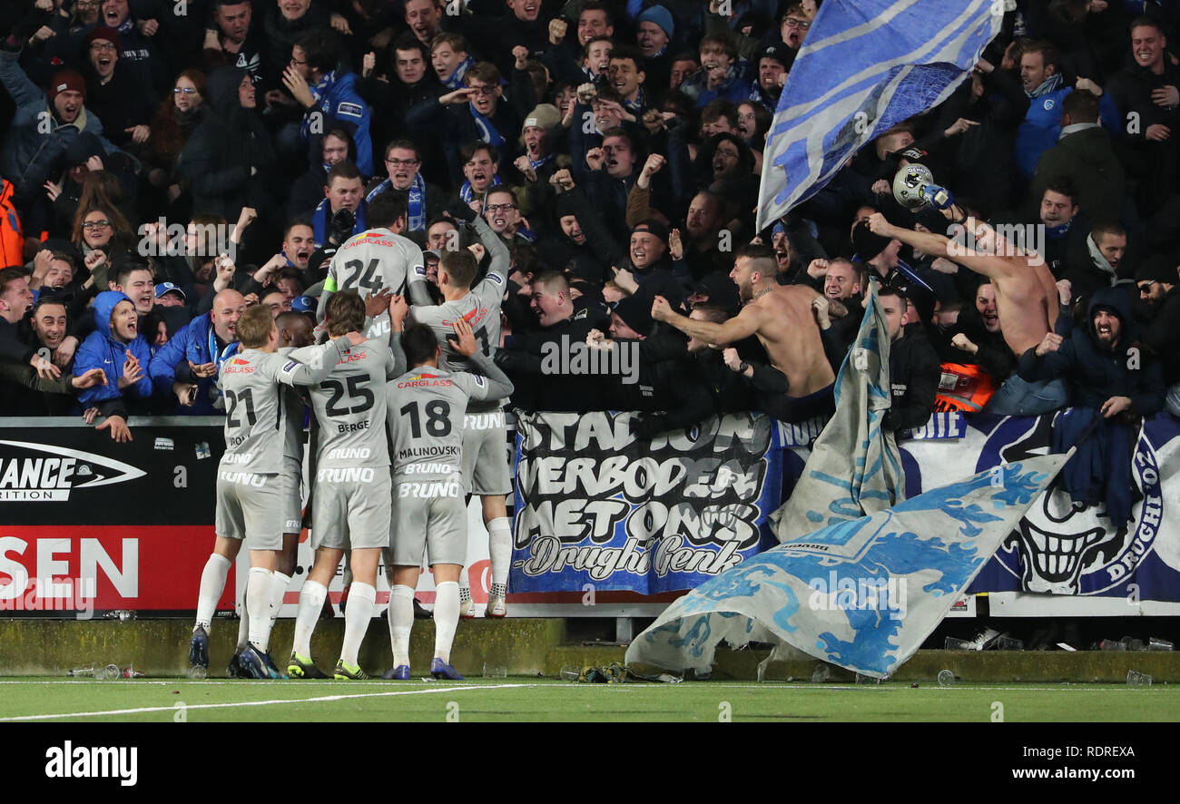 SINT-TRUIDEN, Belgio - 18 Gennaio : i giocatori di Genk celebrare durante la Jupiler Pro League Match Day 22 tra Stvv e KRC Genk il 18 gennaio 2019 in Sint-Truiden, Belgio. (Foto di Vincent Van Doornick/Isosport) Foto Stock