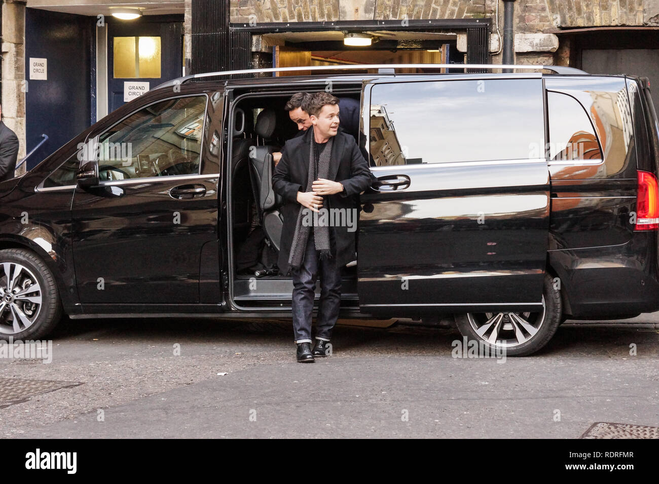 Londra, Regno Unito. 18 gennaio, 2019. Ant e Dec di nuovo insieme per la Gran Bretagna ha talento. Ant McPartlin OBE e Declan Donnelly OBE arriva per il primo programma nella nuova serie di Gran Bretagna Got Talent al London Palladium. Credito: Peter Hogan/Alamy Live News Foto Stock