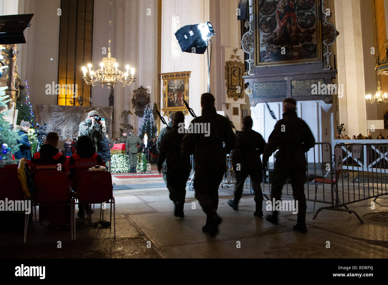 Gdansk, Polonia. 18 gennaio, 2019. Omaggio alla bara sindaco di Danzica Pawel Adamowicz. La bara con il corpo di Pawel Adamowicz è esposta alla Basilica Mariacka. Credito: Slawomir Kowalewski/Alamy Live News Foto Stock