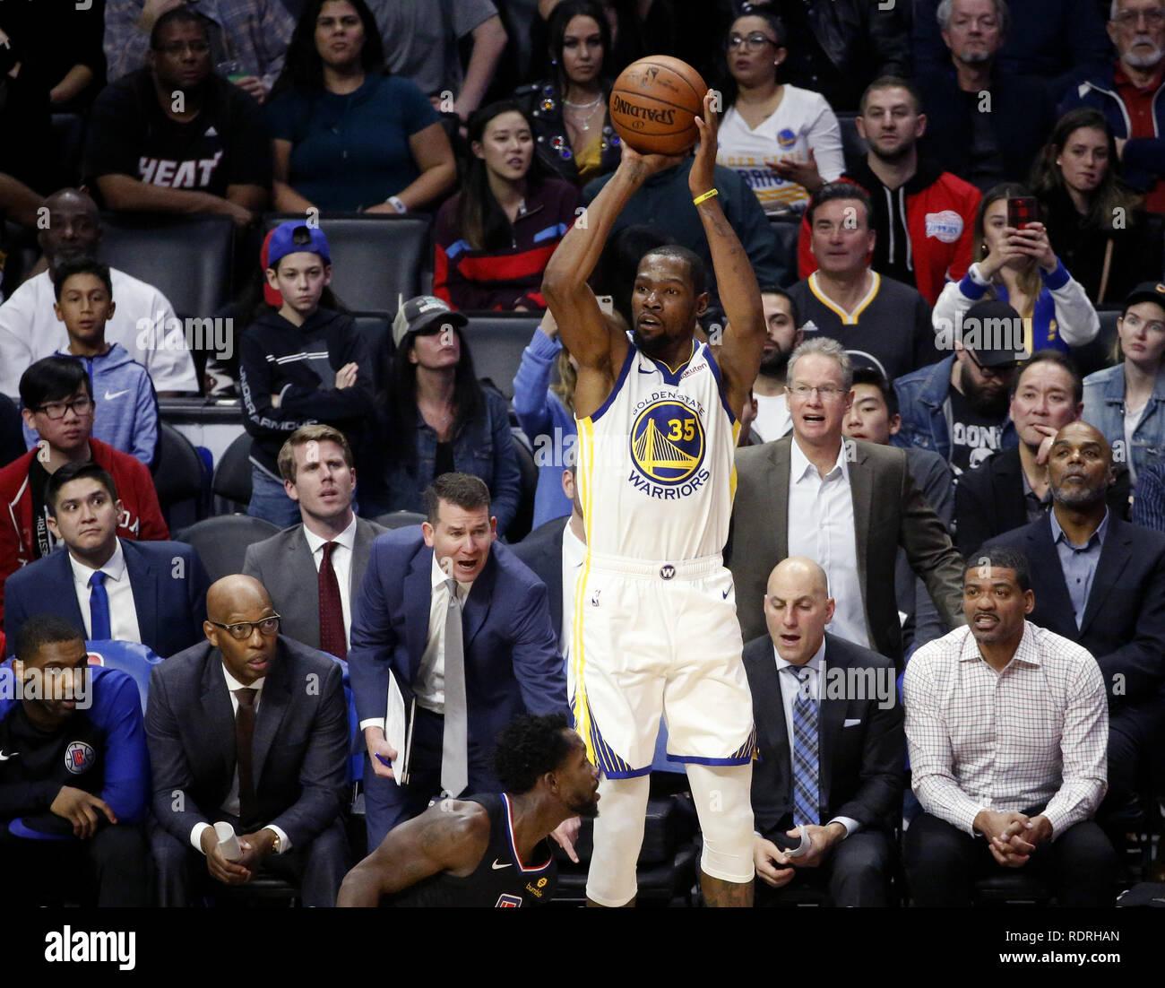 Los Angeles, California, USA. Xvii gen, 2019. Golden State Warriors' Kevin Durant (35) germogli durante un'NBA Basketball gioco tra Los Angeles Clippers e Golden State Warriors Venerdì, Gennaio 18, 2019 a Los Angeles. Credito: Ringo Chiu/ZUMA filo/Alamy Live News Foto Stock