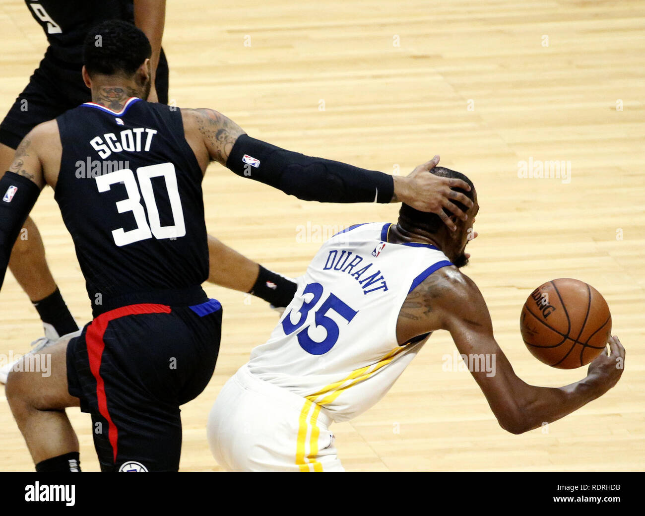 Los Angeles, California, USA. Xvii gen, 2019. Golden State Warriors' Kevin Durant (35) viene sporcata da Los Angeles Clippers' Mike Scott (30) durante un'NBA Basketball gioco tra Los Angeles Clippers e Golden State Warriors Venerdì, Gennaio 18, 2019 a Los Angeles. Credito: Ringo Chiu/ZUMA filo/Alamy Live News Foto Stock