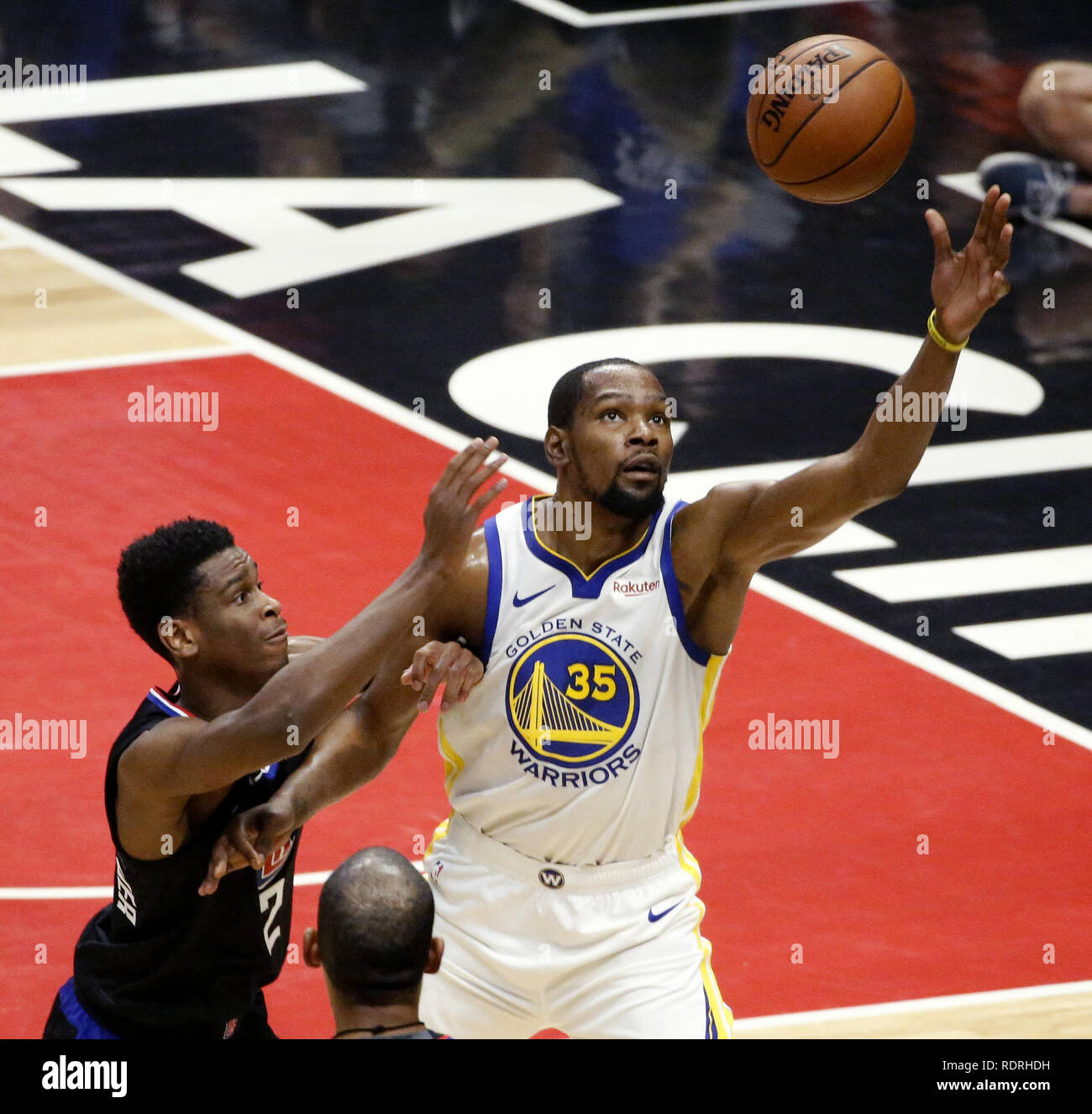 Los Angeles, California, USA. Xvii gen, 2019. Golden State Warriors' Kevin Durant (35) è deafened da Los Angeles Clippers' Shai Gilgeous-Alexander (2) durante un'NBA Basketball gioco tra Los Angeles Clippers e Golden State Warriors Venerdì, Gennaio 18, 2019 a Los Angeles. Credito: Ringo Chiu/ZUMA filo/Alamy Live News Foto Stock