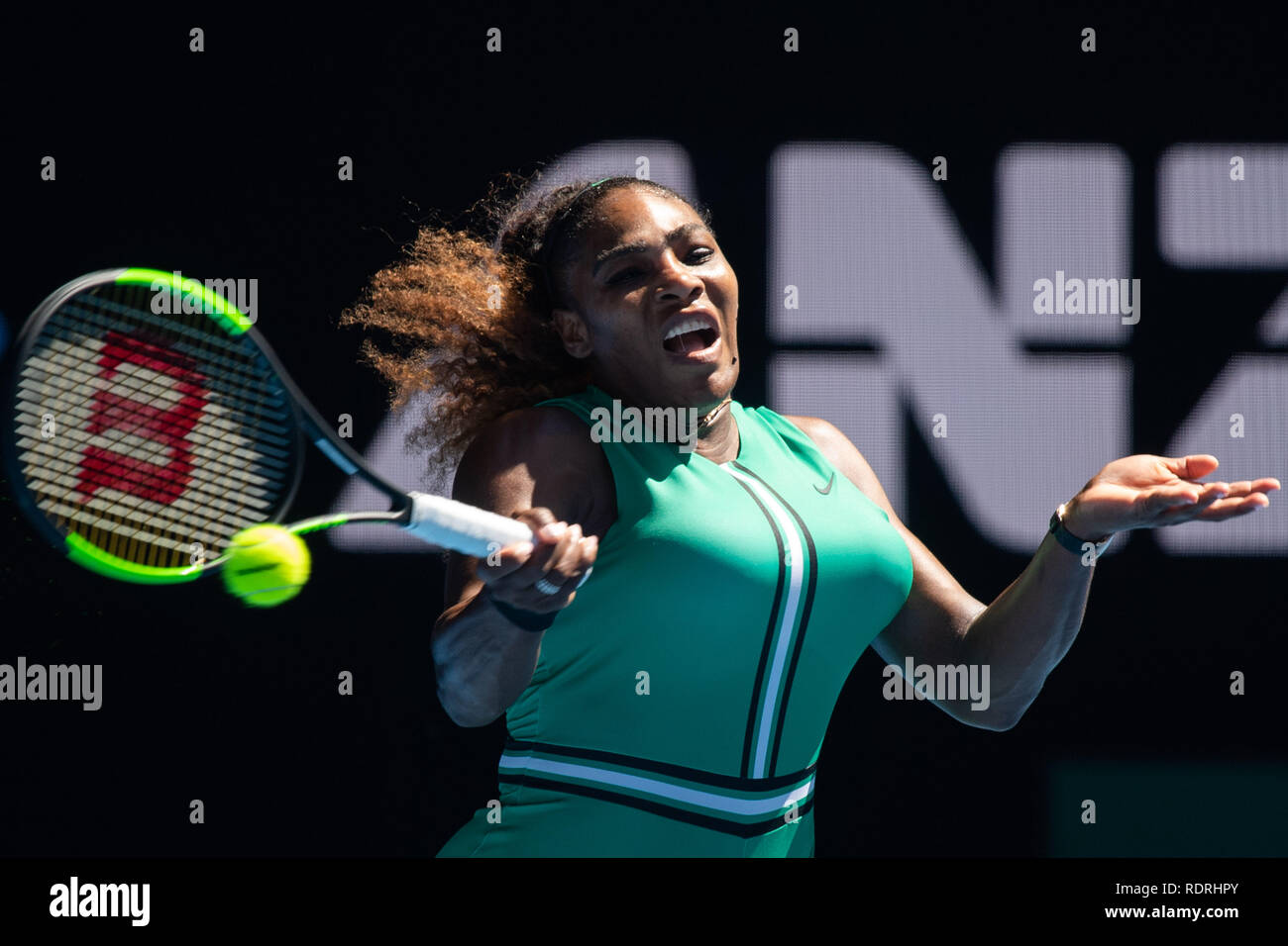 Melbourne, Australia. Xix gen, 2019. (SP)AUSTRALIA-Melbourne-TENNIS-AUSTRALIA OPEN-GIORNO 6 Serena Williams degli Stati Uniti è in azione durante le sue donne Singoli Terzo turno match contro Dayana Yastremska di Ucraina presso l'Australian Open a Melbourne, Australia, Gennaio 19, 2019. Credito: Bai Xue/Xinhua/Alamy Live News Foto Stock