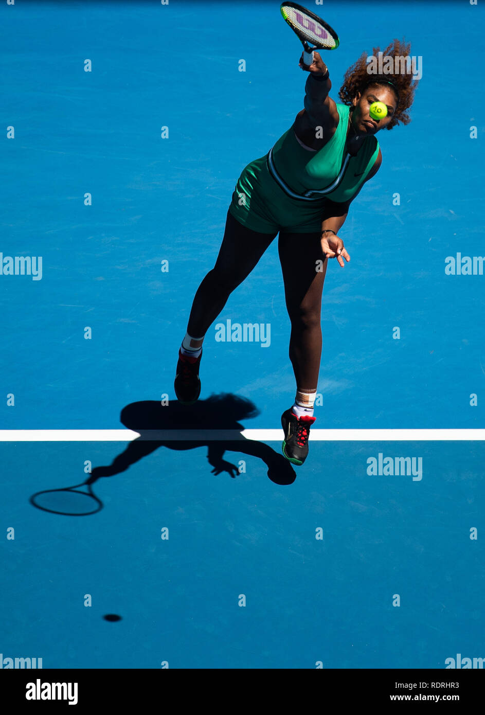 Melbourne, Australia. Xix gen, 2019. (SP)AUSTRALIA-Melbourne-TENNIS-AUSTRALIA OPEN-GIORNO 6 Serena Williams degli Stati Uniti è in azione durante le sue donne Singoli Terzo turno match contro Dayana Yastremska di Ucraina presso l'Australian Open a Melbourne, Australia, Gennaio 19, 2019. Credito: Bai Xue/Xinhua/Alamy Live News Foto Stock