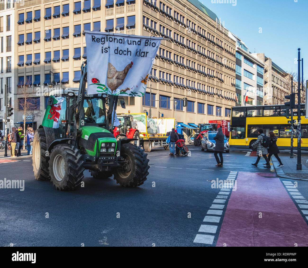 Berlino, Germania, 19 gennaio 2019. La protesta degli agricoltori contro i sussidi agricoli dell'UE in Germania. Una sfilata di trattori passato ha spinto la Commissione europea edificio in Unter den Linden come hanno preso parte alla marcia di protesta contro la politica agricola attuale. La protesta degli attivisti che le grandi aziende agricole sono favoriti su aziende di minori dimensioni che supportano rispettosi dell'ambiente. metodi di credito: Eden Breitz/Alamy Live News Credito: Eden Breitz/Alamy Live News Foto Stock